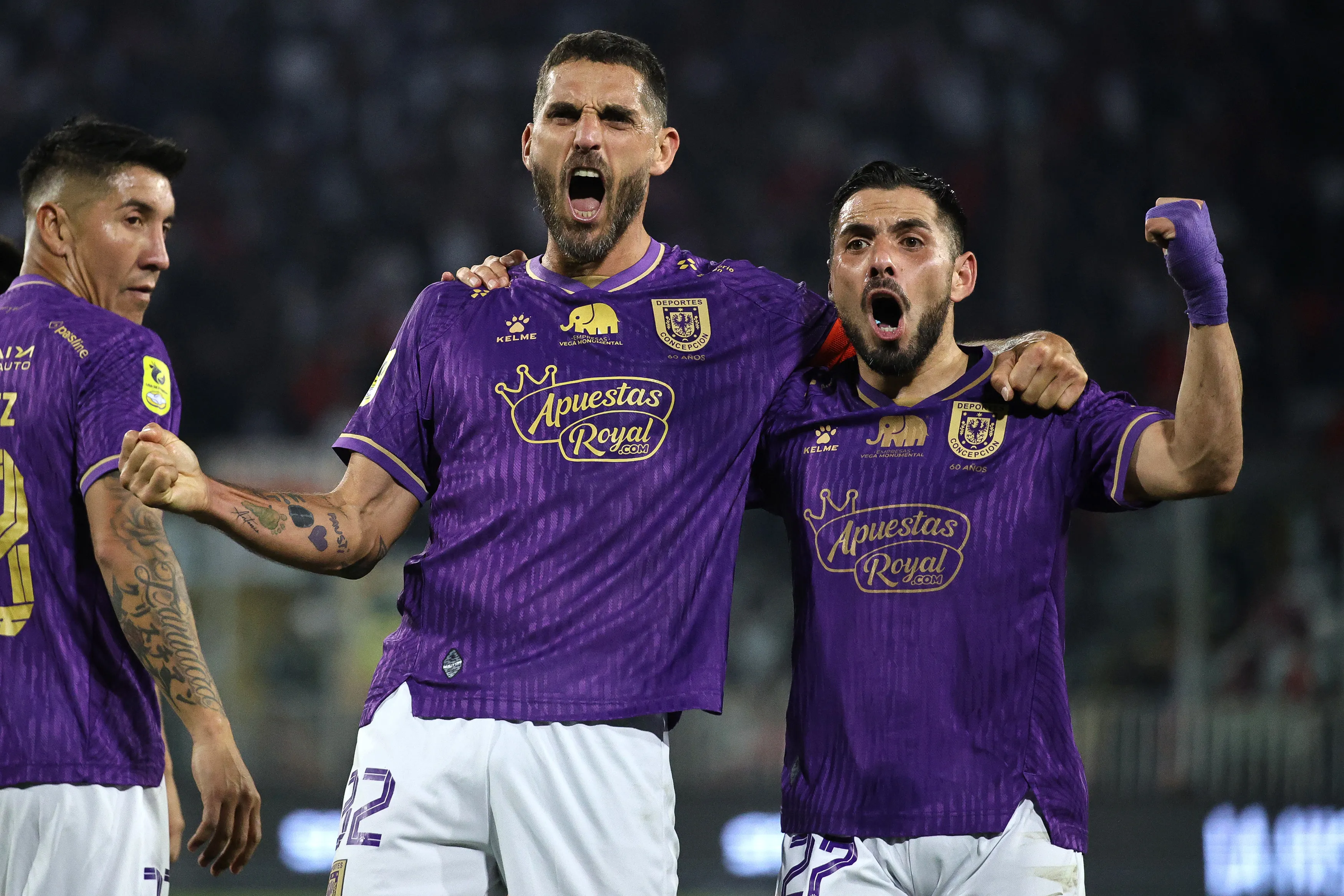 Otra imagen del festejo de Larrivey. Junto a Nelson Sepúlveda. (Diego Martin/Photosport).