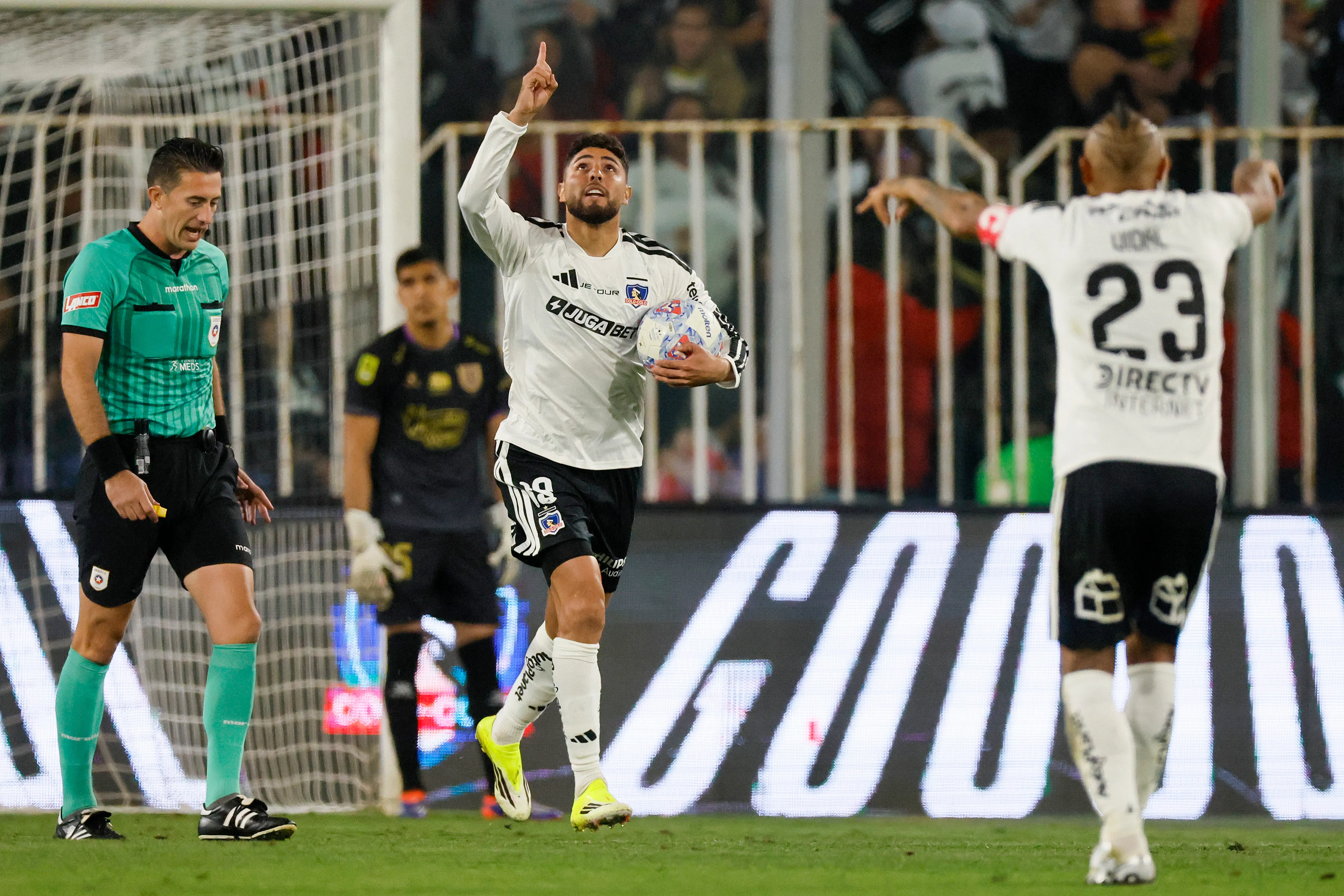 Arturo Vidal celebra el gol de Maxi Romero ante el Conce. (Andres Pina/Photosport).