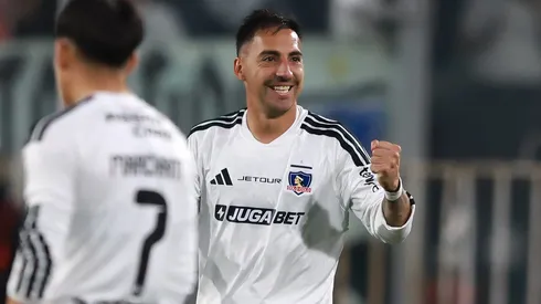 Javier Correa es puro amor con el hincha de Colo Colo