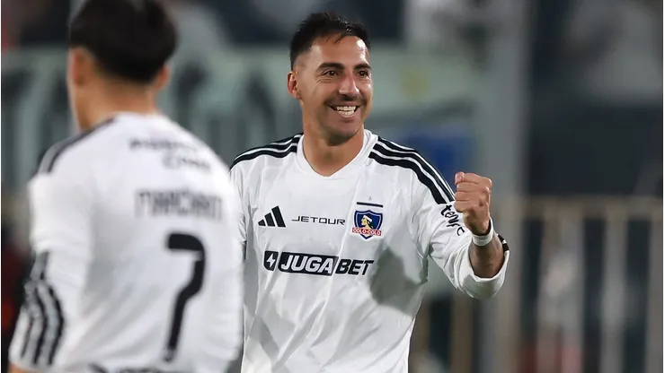 Javier Correa es puro amor con el hincha de Colo Colo
