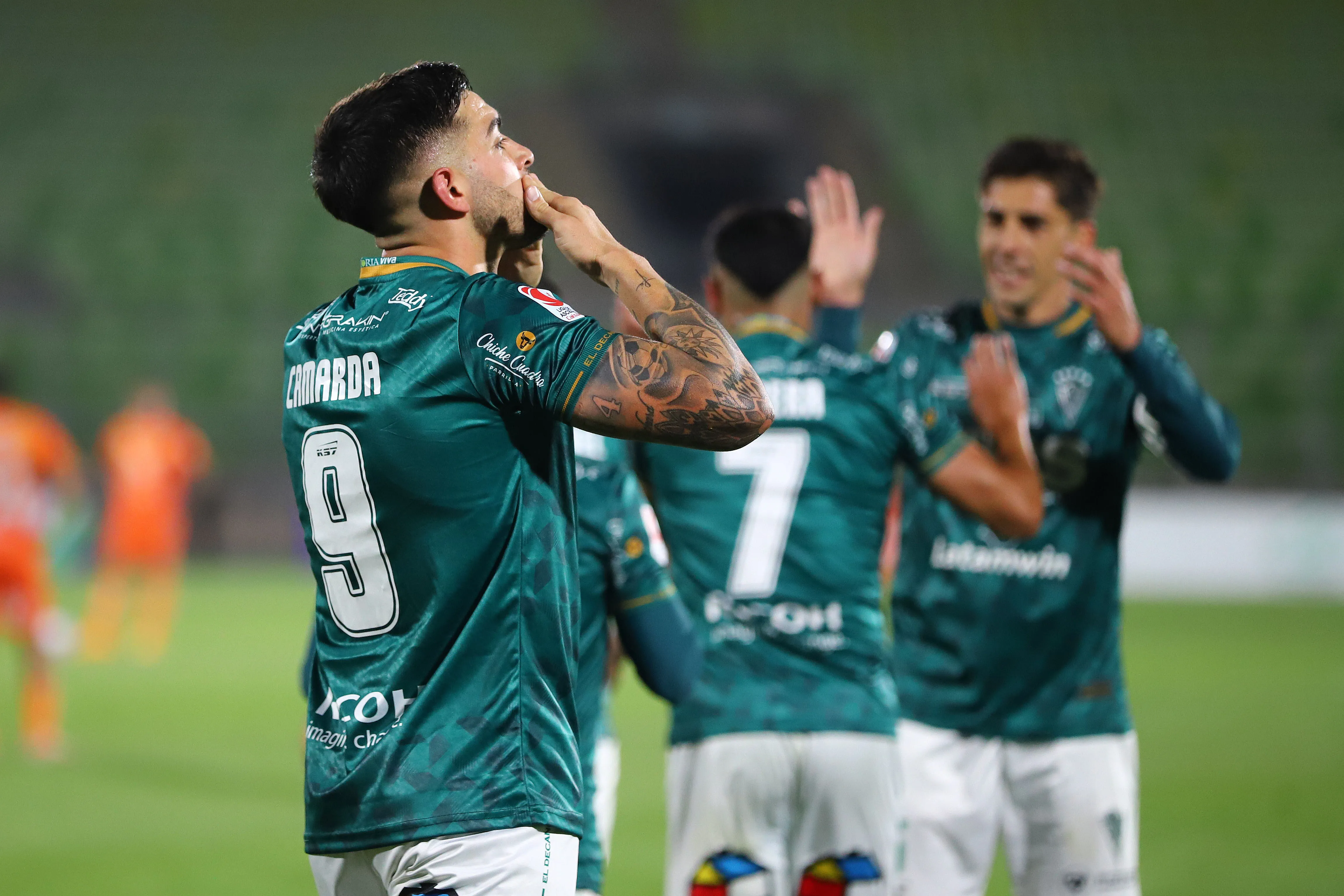 Así celebró Marcos Camarda uno de sus tres goles a Cobreloa. (Manuel Lema/Photosport).