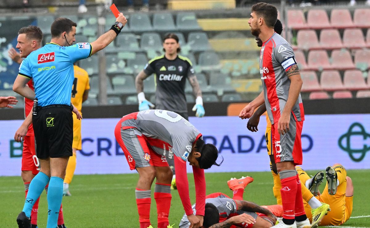 Felipe Loyola protagoniza un papelón y expulsión con Pisa en la Serie A