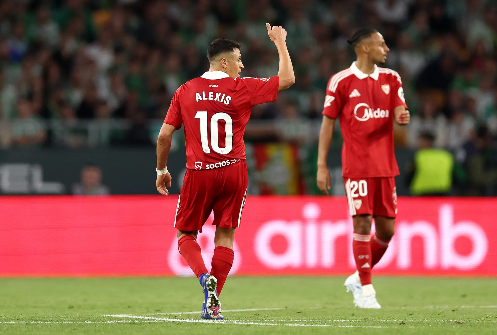 Alexis Sánchez en uno de los más elogiados en un Sevilla pelea firme por salvarse del descenso.