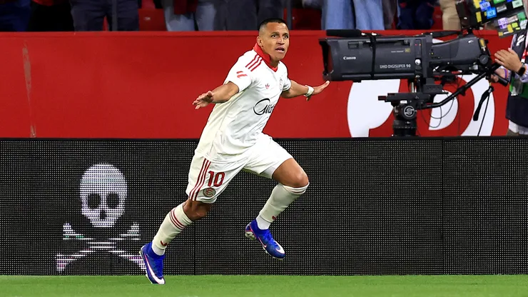 Destacan "pareja" de Alexis en Sevilla: el chileno en modo talismán.