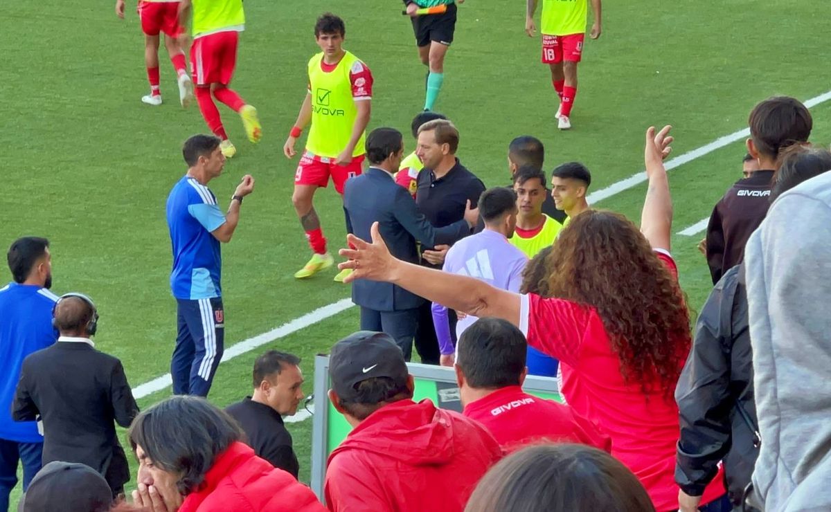 No se vio por TV: La pelea entre los cuerpos técnicos de la U y La Calera “por una pelota”