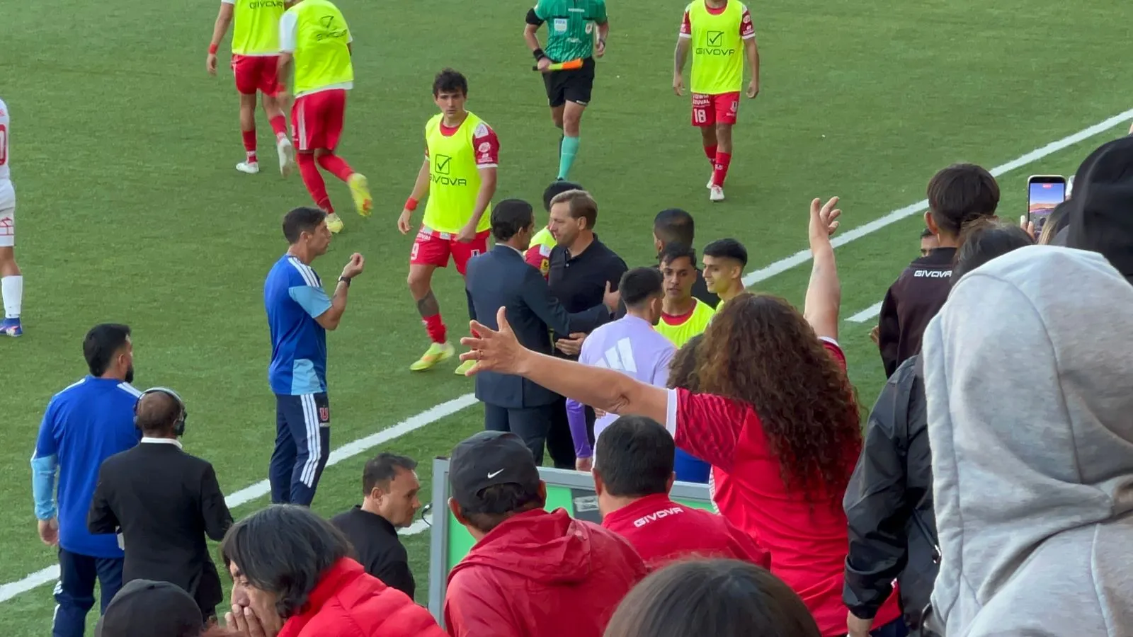 El momento del encontrón entre los cuerpos técnicos de La Calera y la U (RedGol)