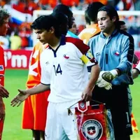 Jugó un Mundial con Chile, le dicen "Shrek" y triunfa vendiendo ceviches