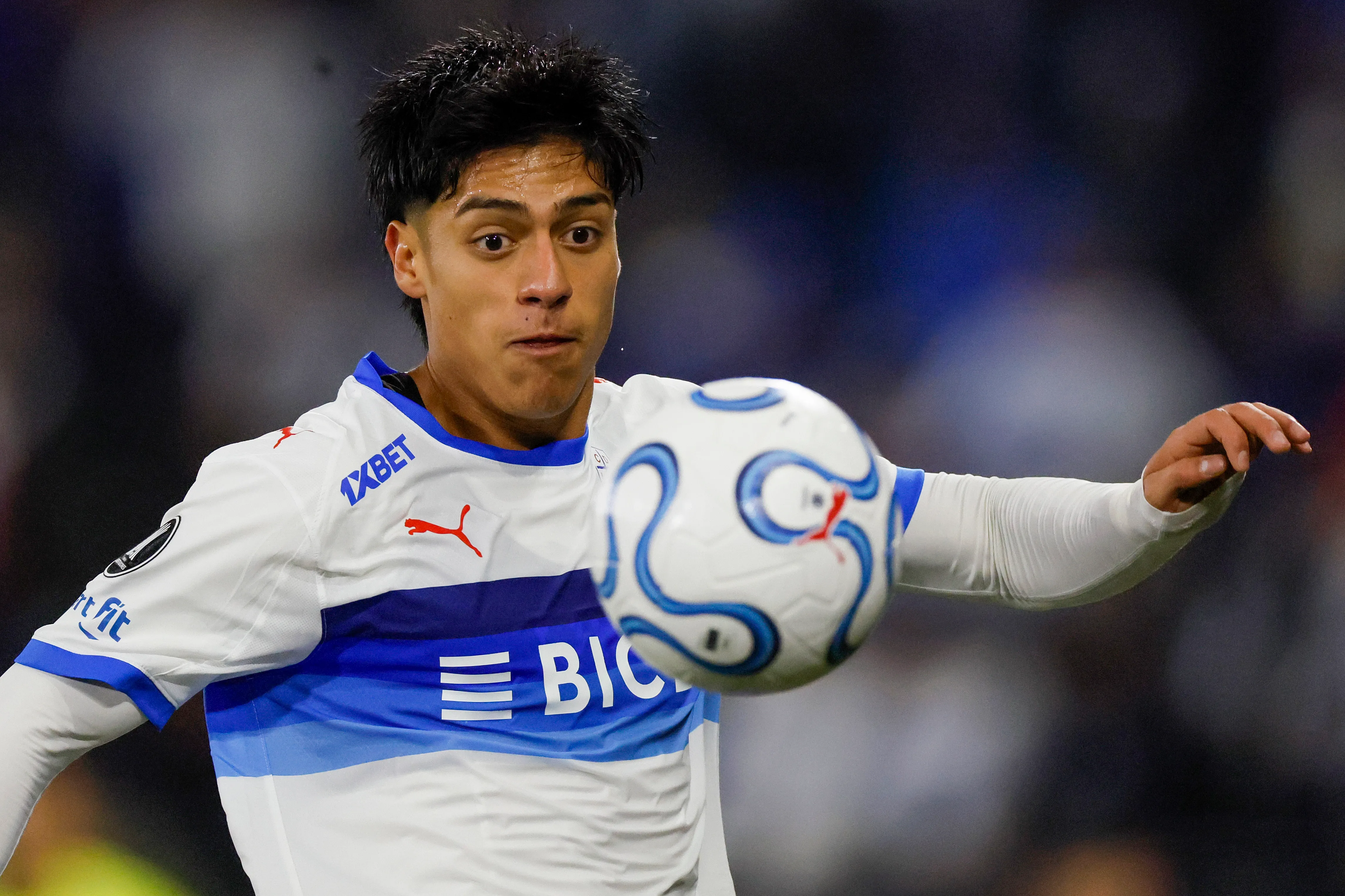 Según Andrés Vial, Sebastián Arancibia solucionó el problema de la banda derecha en la Católica. (Andrés Piña/Photosport).