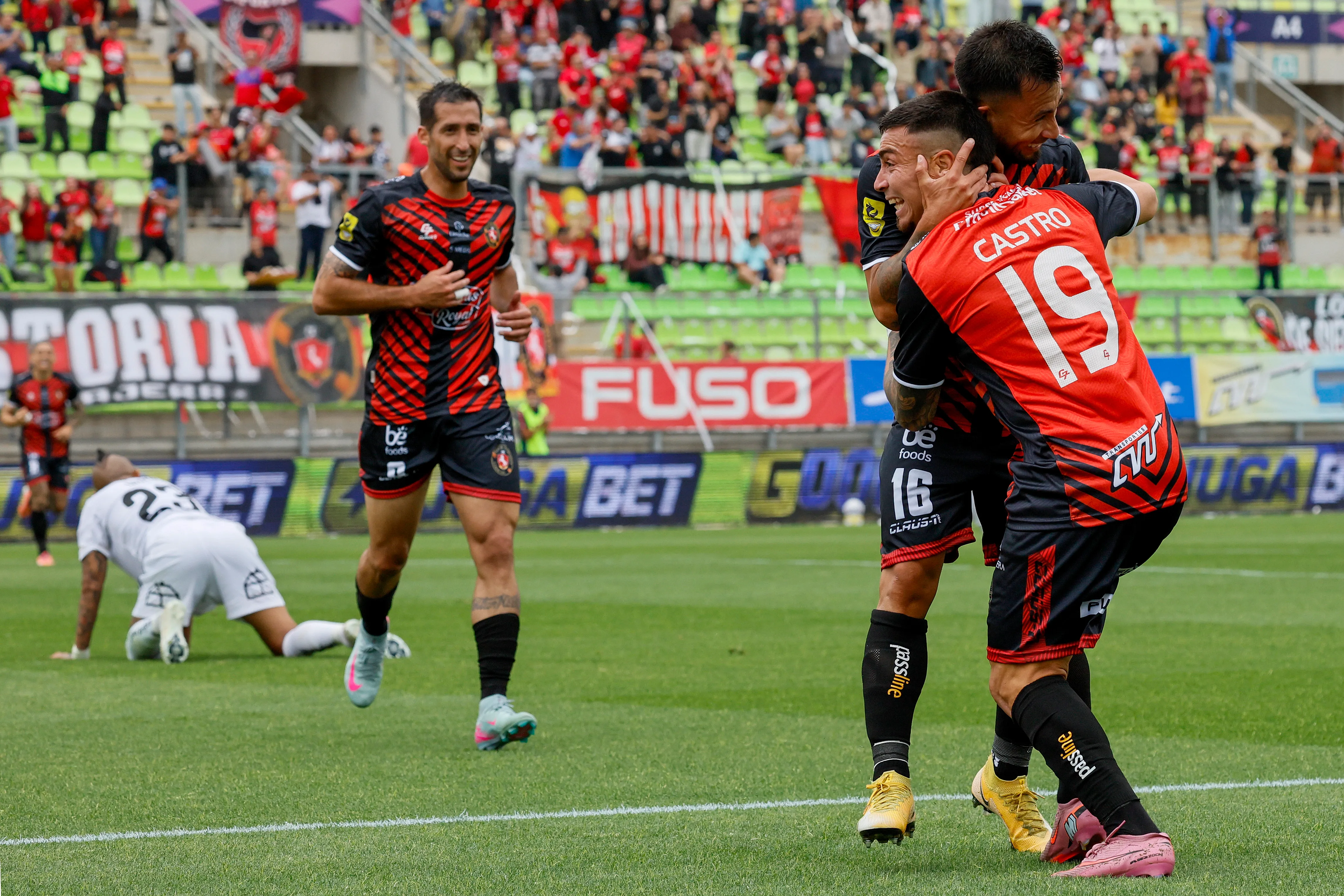 Jean Meneses y Daniel Castro le dieron un toque a Colo Colo en Limache. Foto: Andres Pina/Photosport