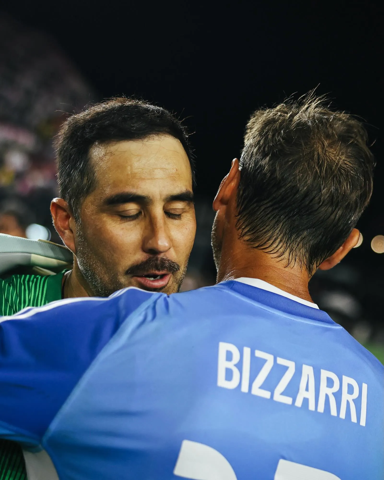 Claudio Bravo conversó con los medios tras participar del Clásico de Leyendas entre Barcelona y Real Madrid.