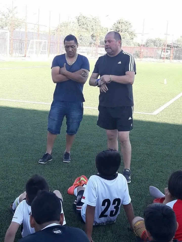 Juan Carlos Peralta en plena charla a sus niños. (Cedida).