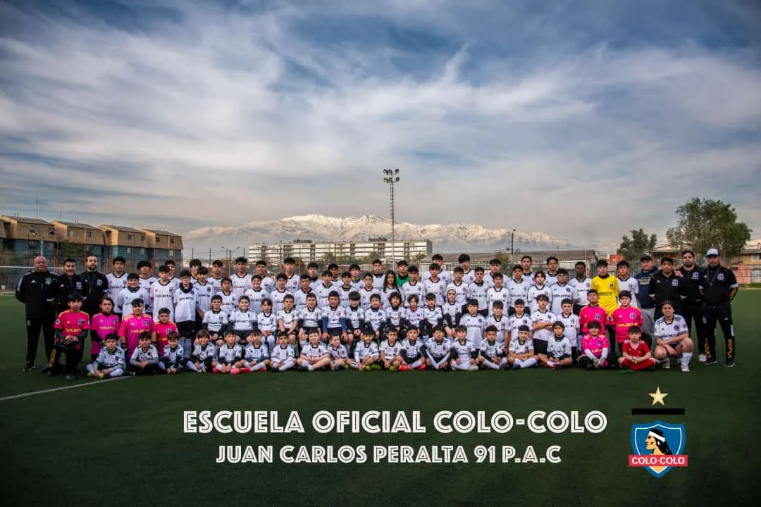 La foto oficial de la escuela de fútbol que lidera Juan Carlos Peralta. (Cedida).