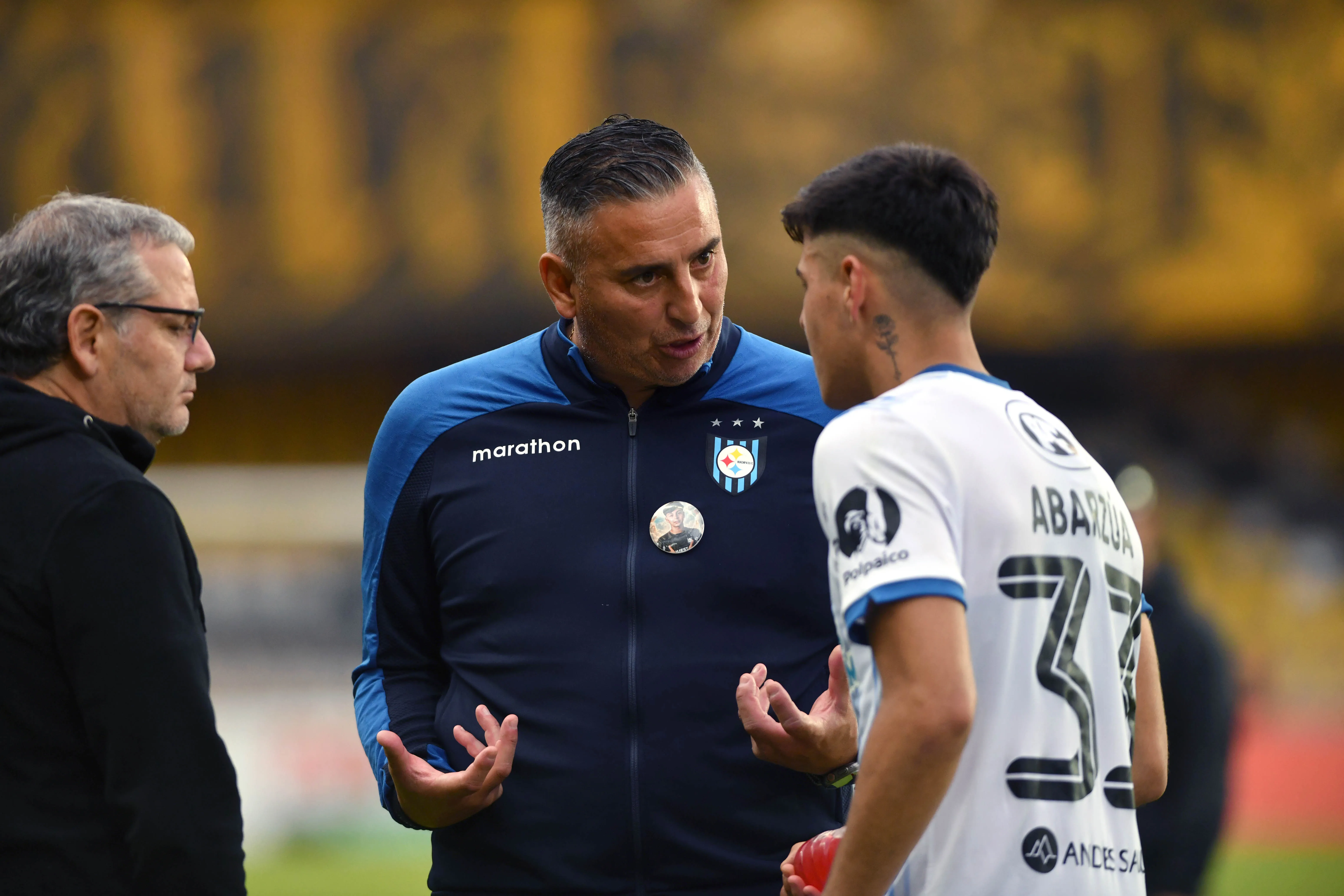 Otra imagen de García junto al ariete Álvaro Abarzúa. (Alejandro Pizarro Ubilla/Photosport).