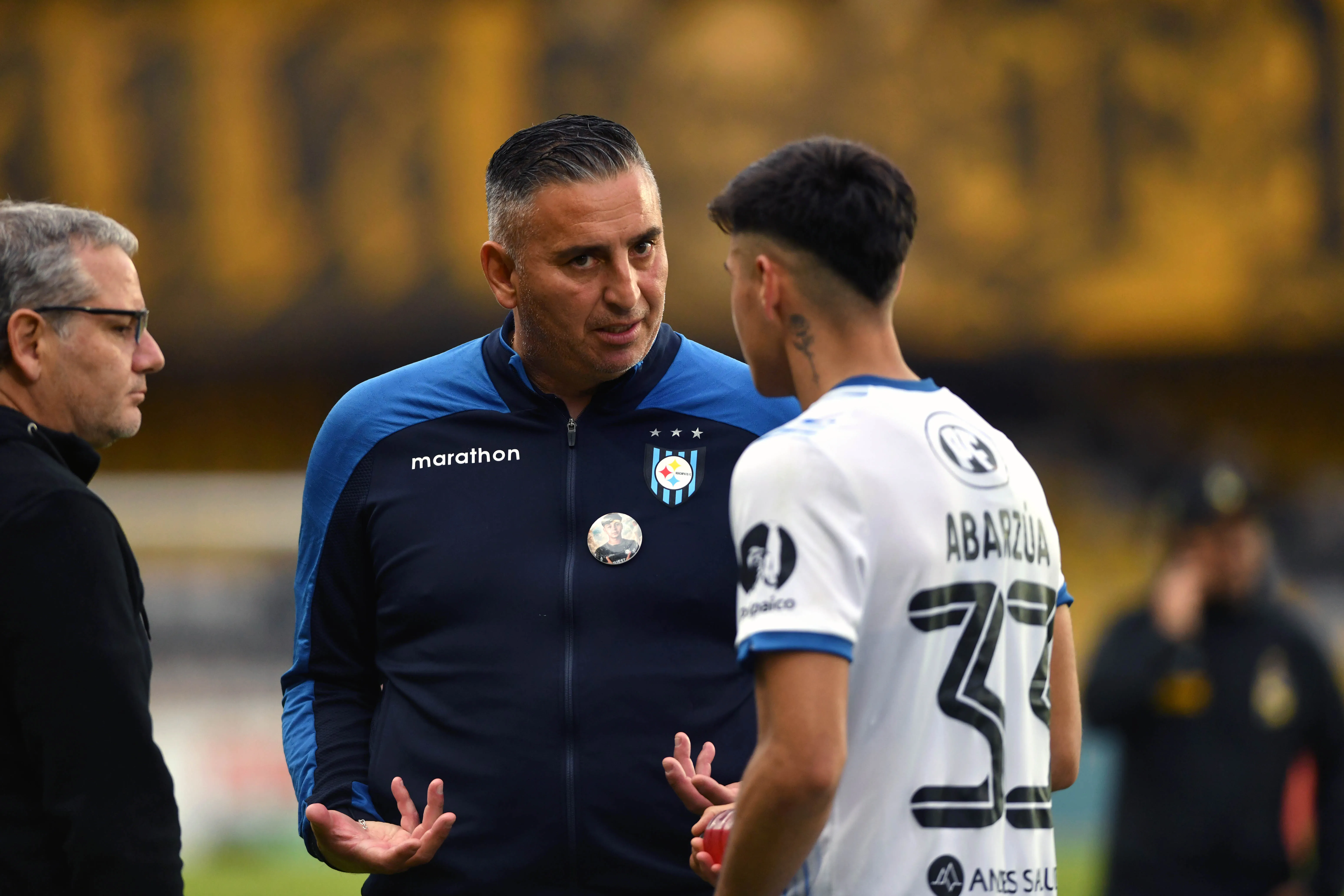 Jaime García habla con Álvaro Abarzúa, autor de dos goles ante los Piratas. (Alejandro Pizarro Ubilla/Photosport).