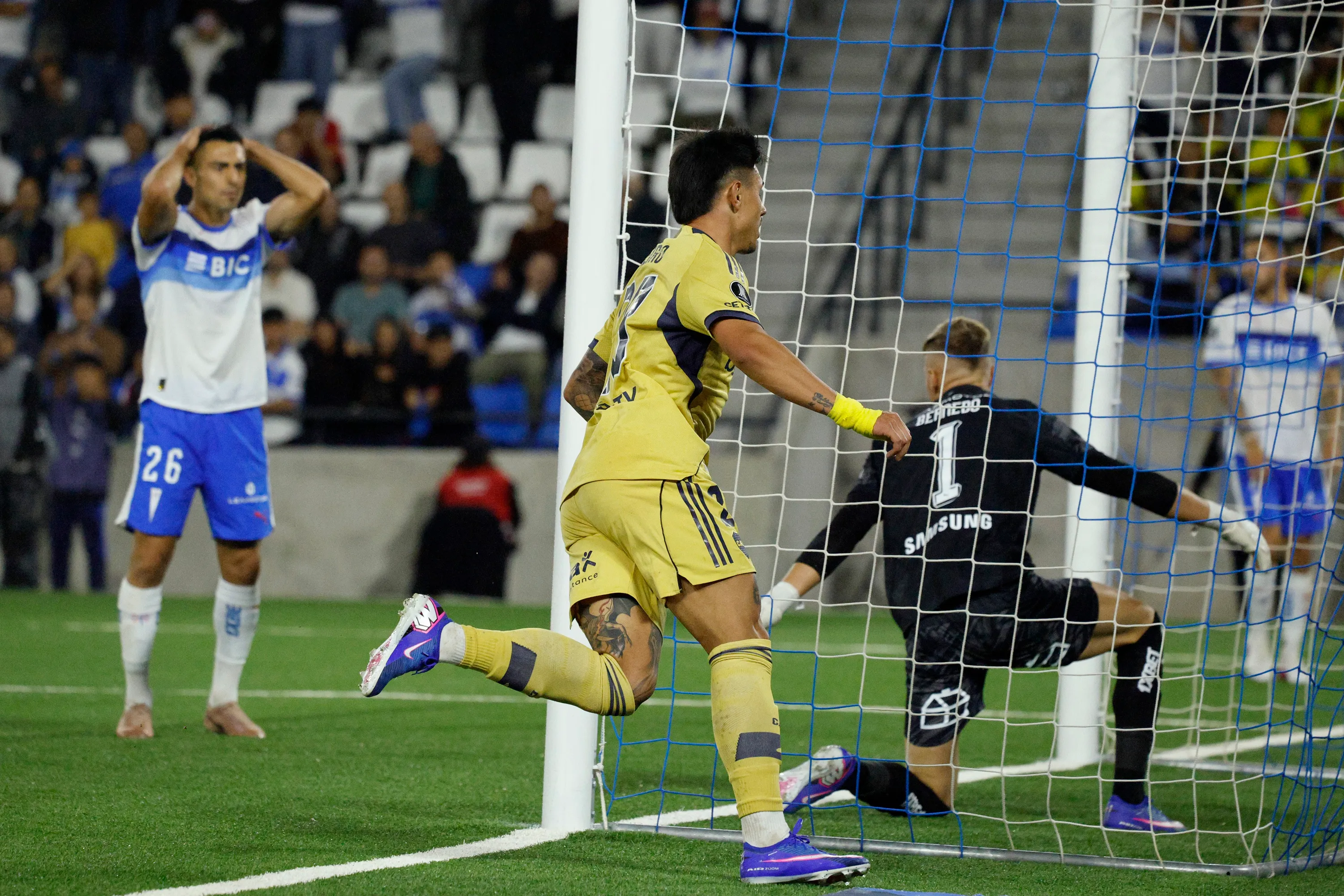 El festejo de Adam Bareiro ante la Católica. (Martin Thomas/Photosport).