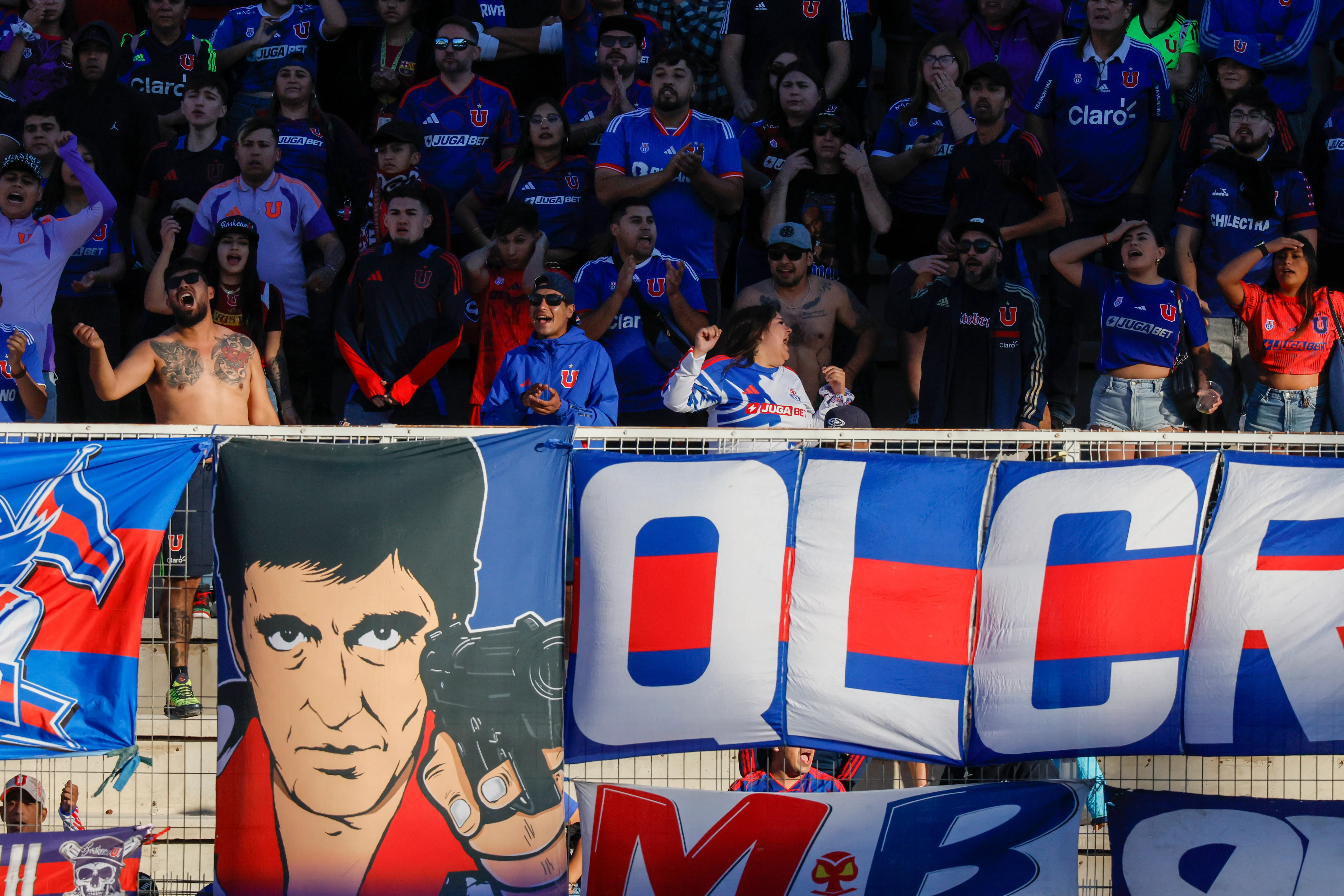 Los ingresos diferenciados también son temas en los hinchas: tres horas antes del partido. Foto: Andres Pina/Photosport