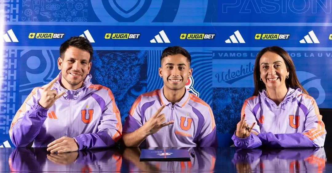 La firma del nuevo contrato de Lucas Assadi en la U hasta 2028. Foto: U de Chile.
