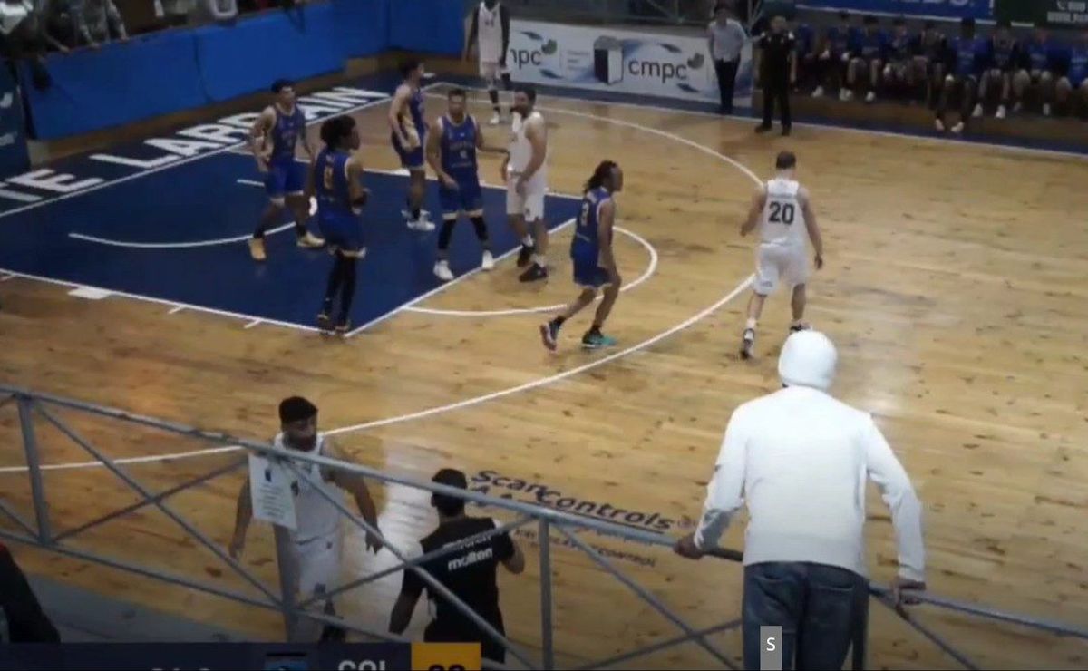Jugador de Boston College provoca a barra de Colo Colo: todo termina con golpes y proyectiles