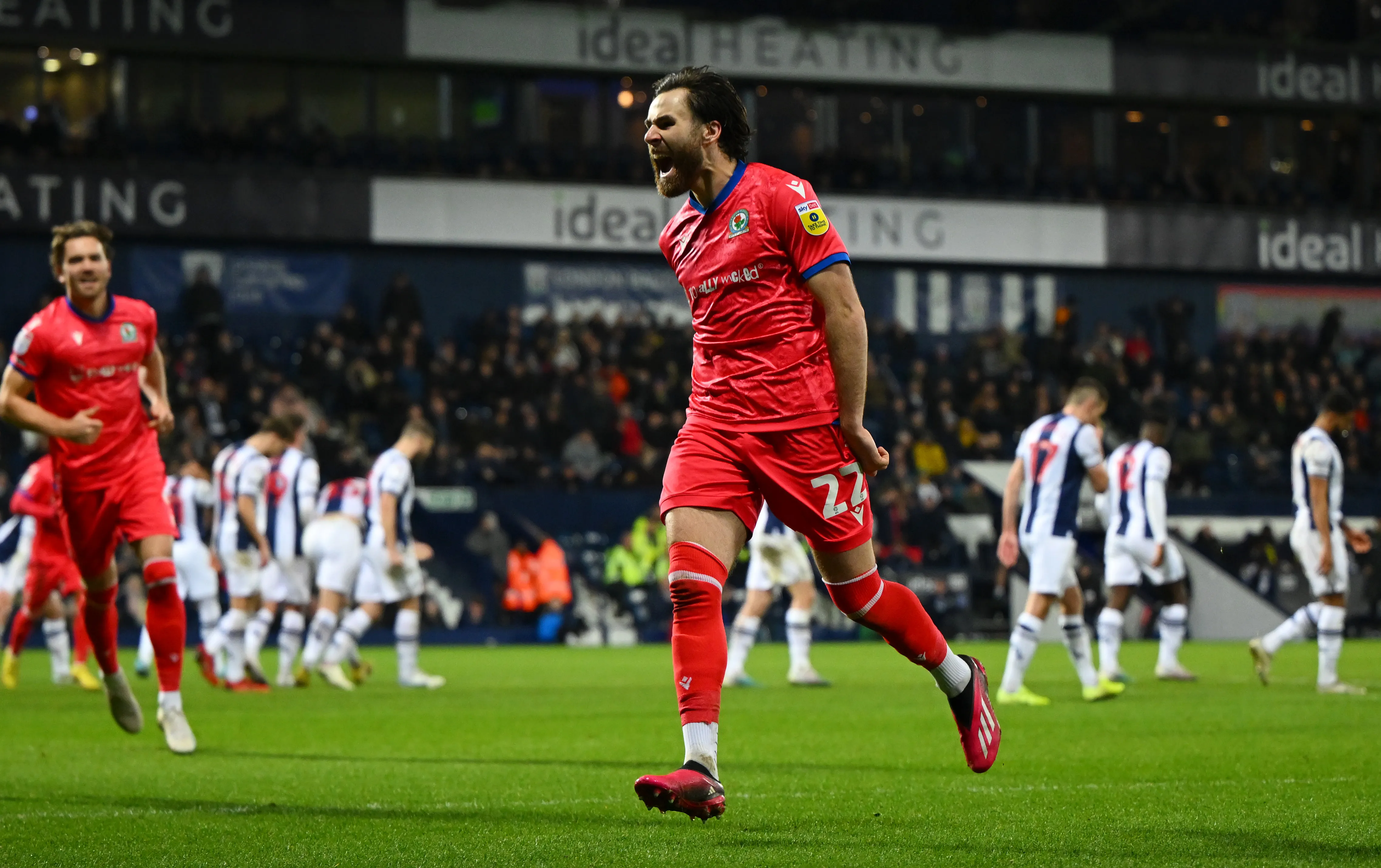 Ben Brereton Díaz en su etapa en Blackburn celebrando un gol contra West Bromwich Albion, club que hoy lo busca para la temporada 2026-27. (Foto: Clive Mason/Getty Images)