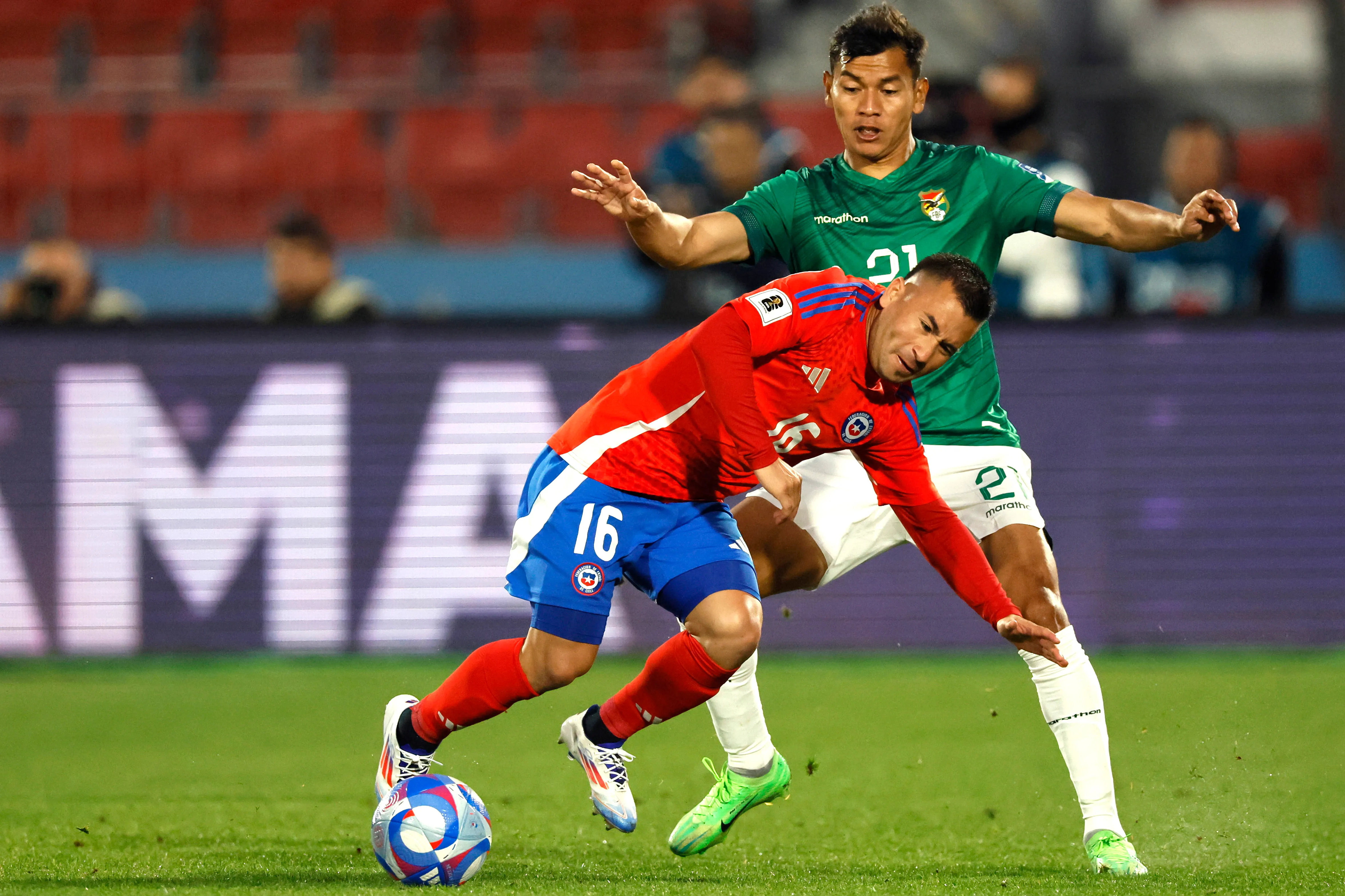 Jean Meneses en acción durante aquella histórica derrota de Chile como local ante Bolivia. (Andres Pina/Photosport).