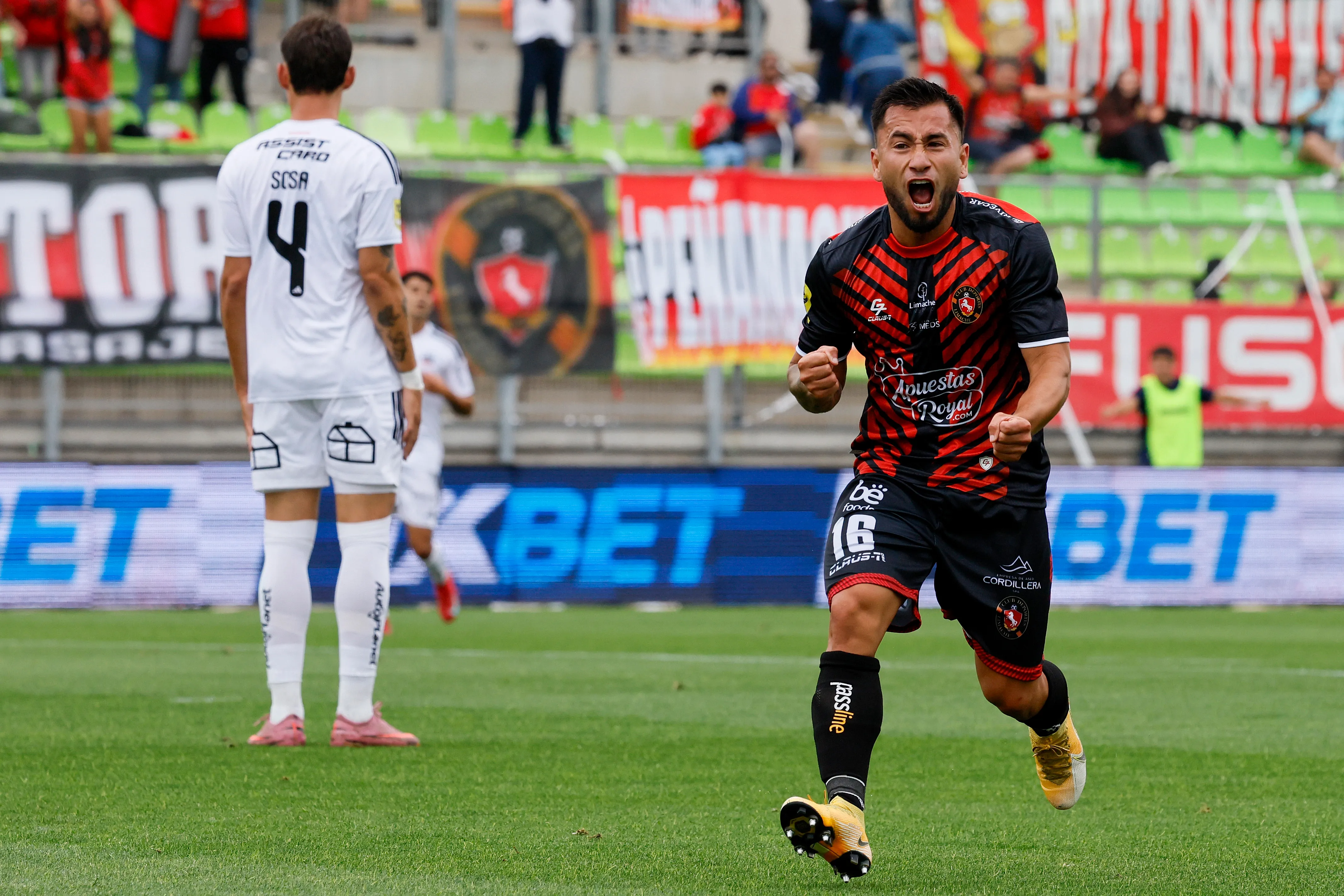 Jean Meneses festeja un gol que le anotó a Colo Colo. (Andres Pina/Photosport).