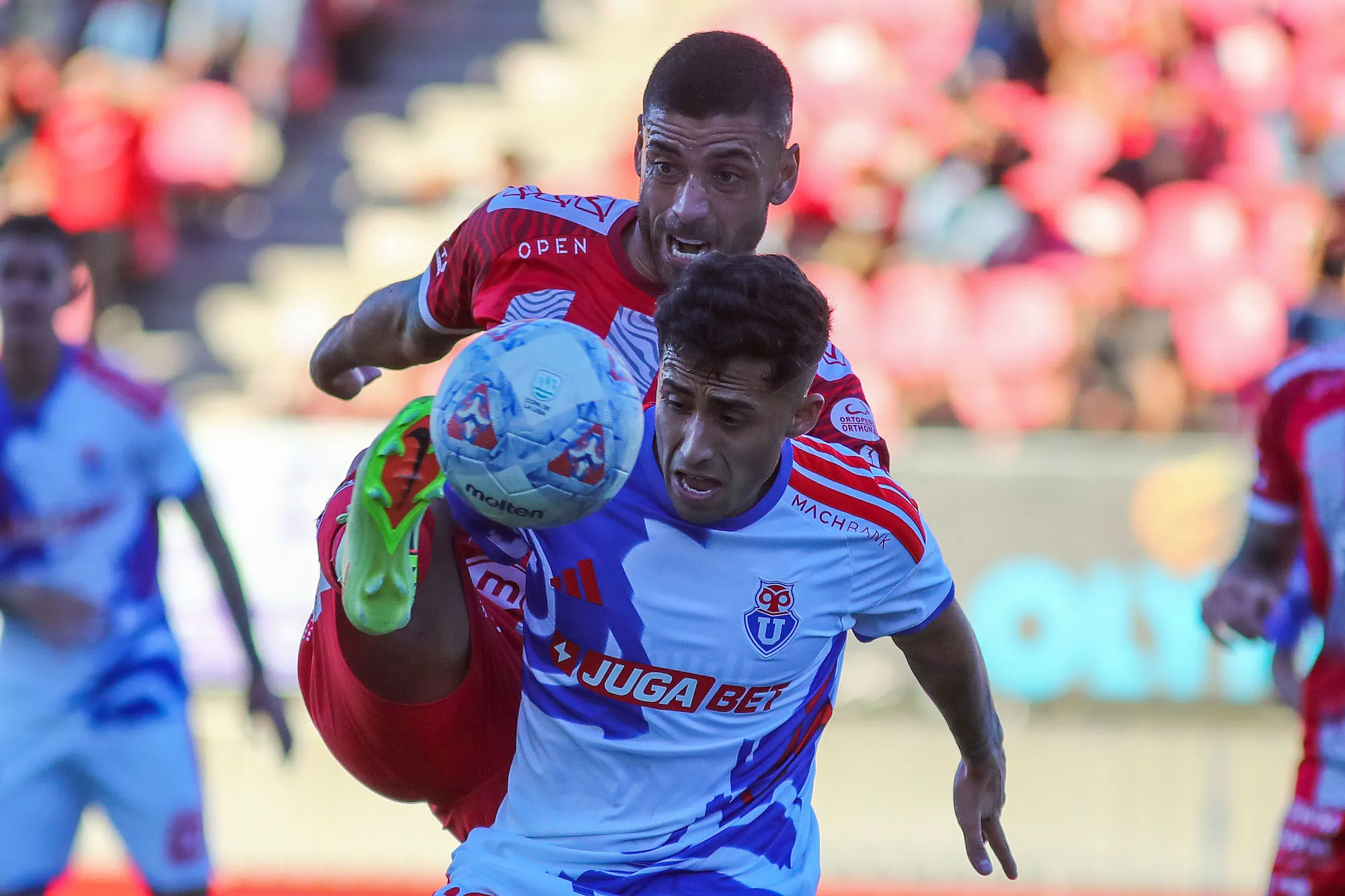 Lucas Assadi ya puede partir con tranquilidad: renovó contrato con la U, el equipo de sus amores y toda la vida.