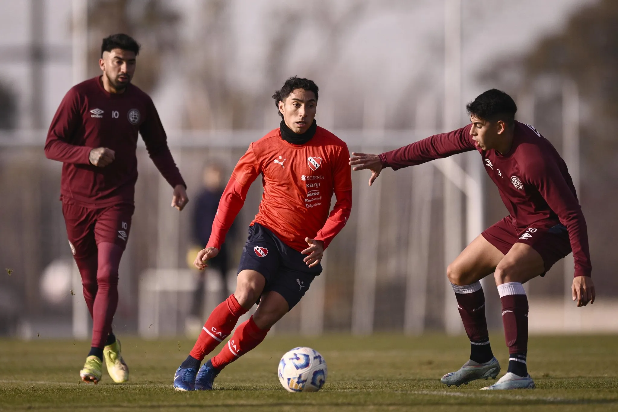 Luciano Cabral ha jugado poco y nada en Independiente. Pese a esto, sigue siendo opción para Colo Colo. | Foto: Archivo.