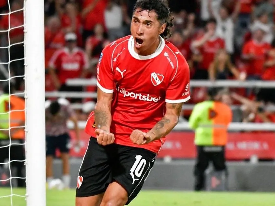 Luciano Cabral ha convertido cuatro goles y entregado cinco asistencias en 52 partidos con Independiente. ¿Son suficientes estos números para llegar a Colo Colo? | Foto: Archivo.