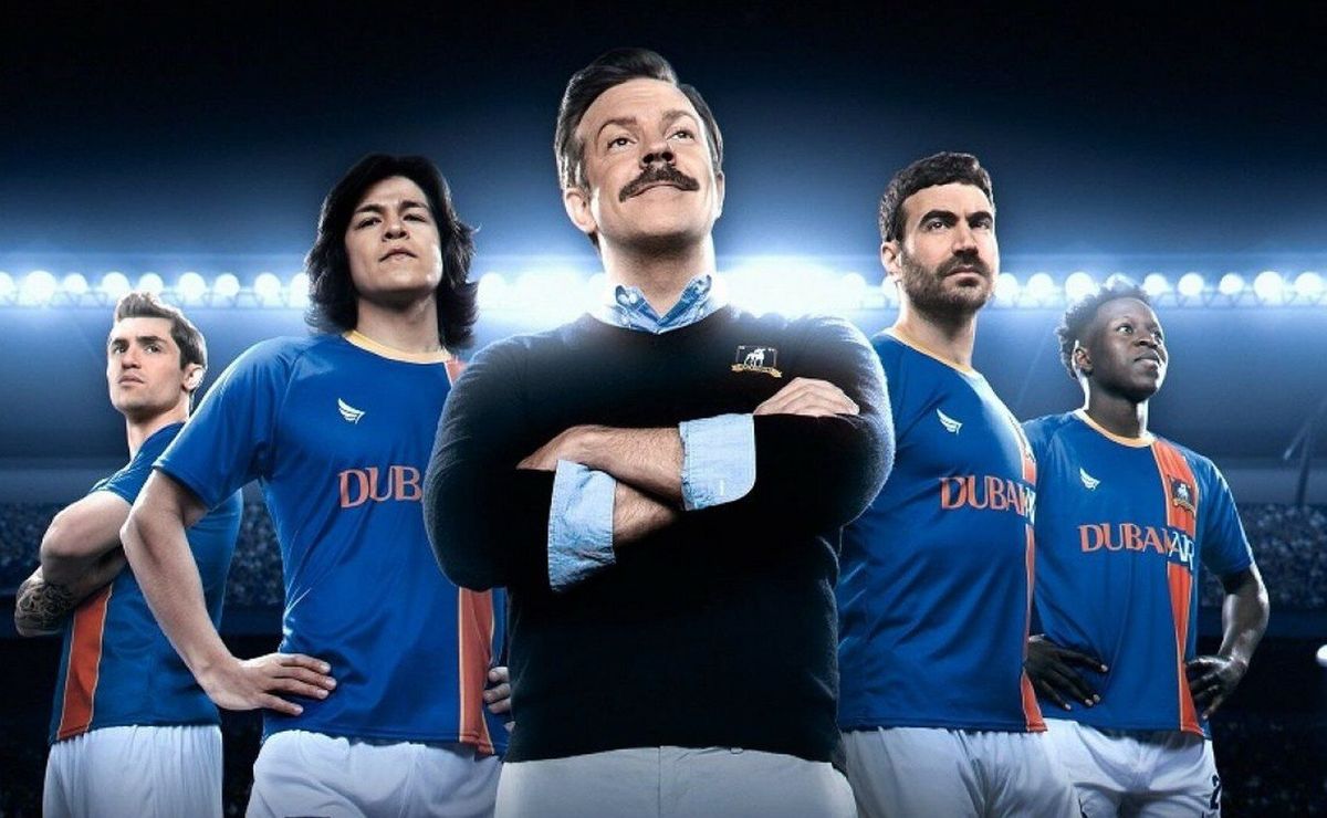 Es actor, estuvo en Ted Lasso y ahora firmó como futbolista profesional en Estados Unidos