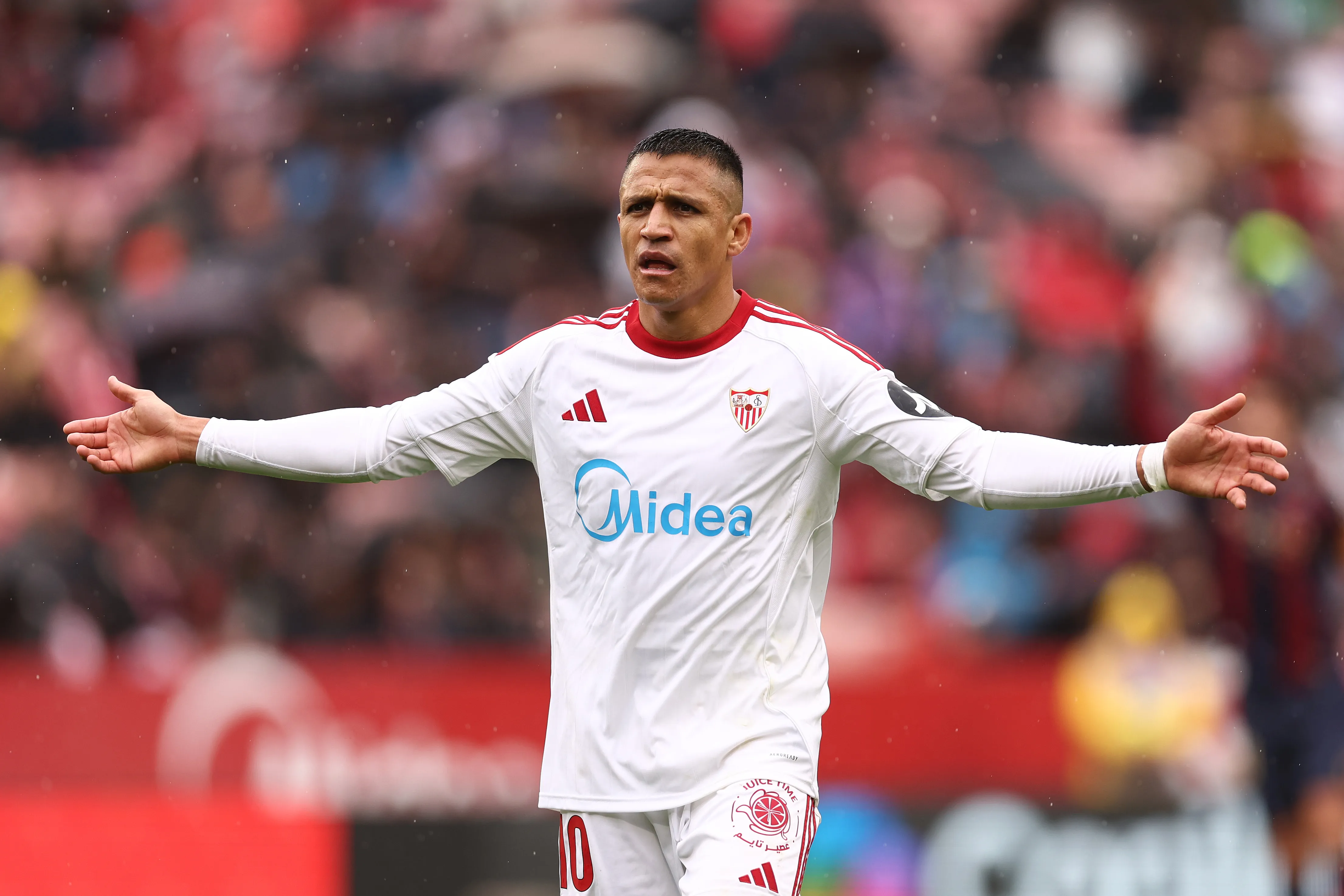Alexis Sánchez busca desde su experiencia ayudar al Sevilla a no descender en LaLiga 2025/26. | Foto: Getty Images.