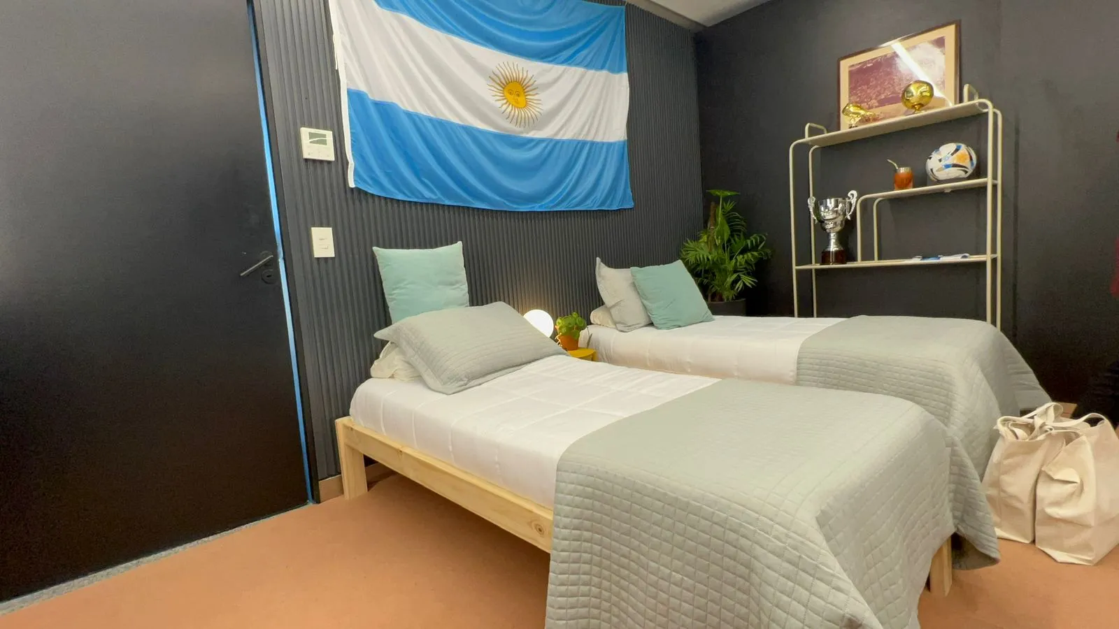 Un palco del Más Monumental fue adecuado como habitación para vivir una tremenda experiencia. Foto: Redgol.