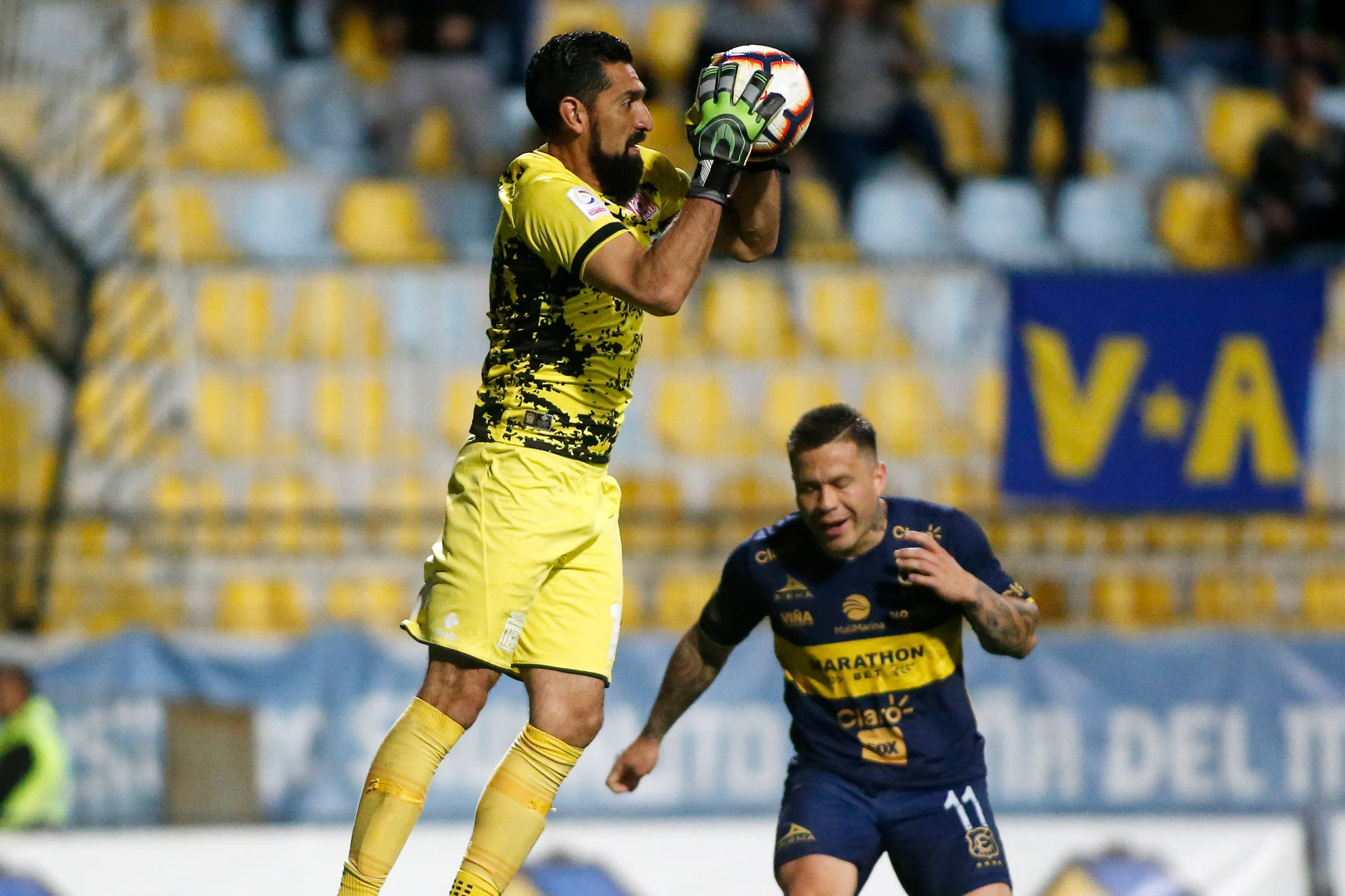 Jorge Deschamps en acción por Curicó Unido. (Raul Zamora/Photosport).