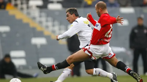 Esteban Paredes recibe la marca de un central uruguayo en la temporada 2009. Sebastián Morquio jugó en Curicó Unido.