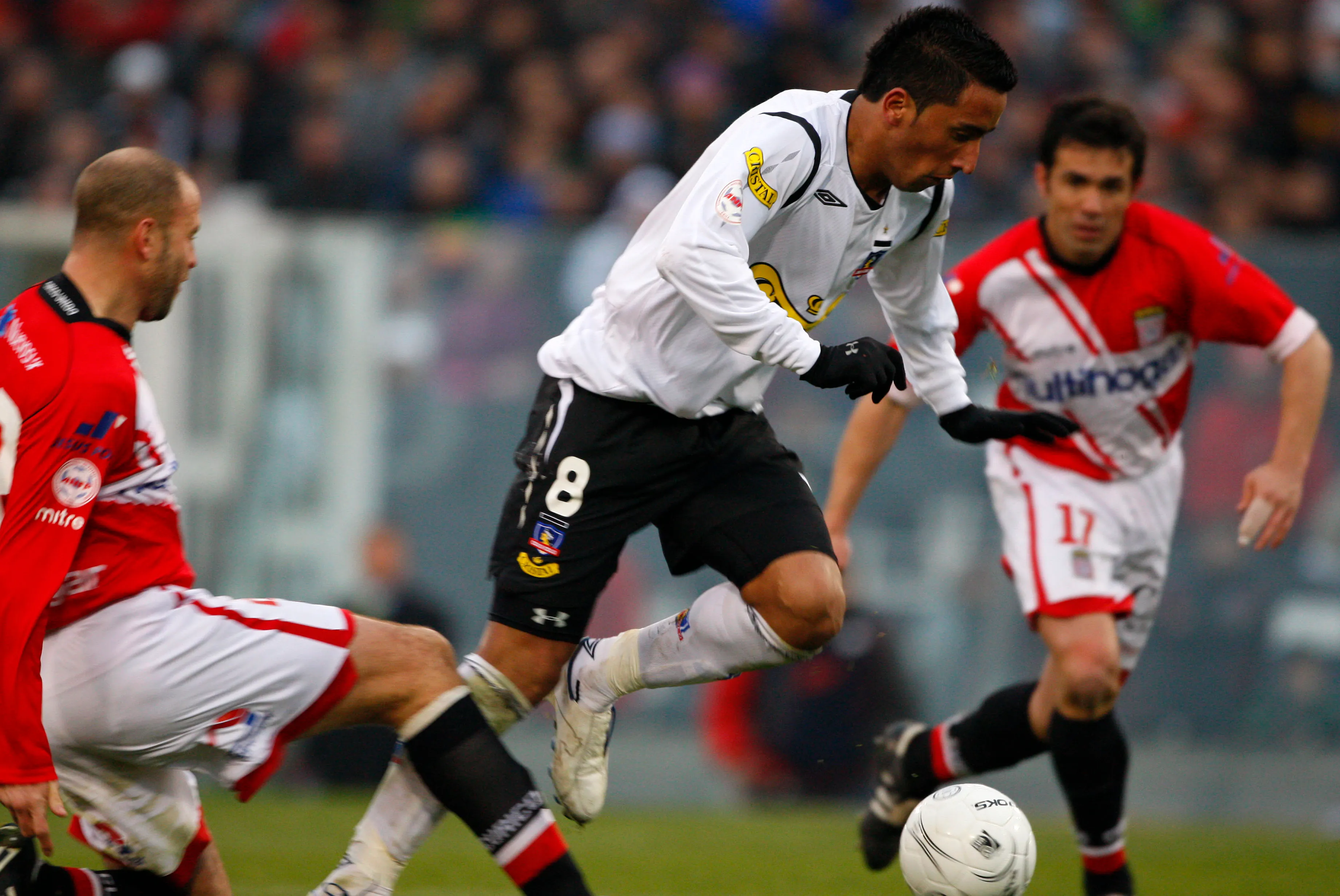Sebastián Morquio en acción ante Lucas Barrios en un Colo Colo vs Curicó Unido. (Andrés Piña | Photosport).