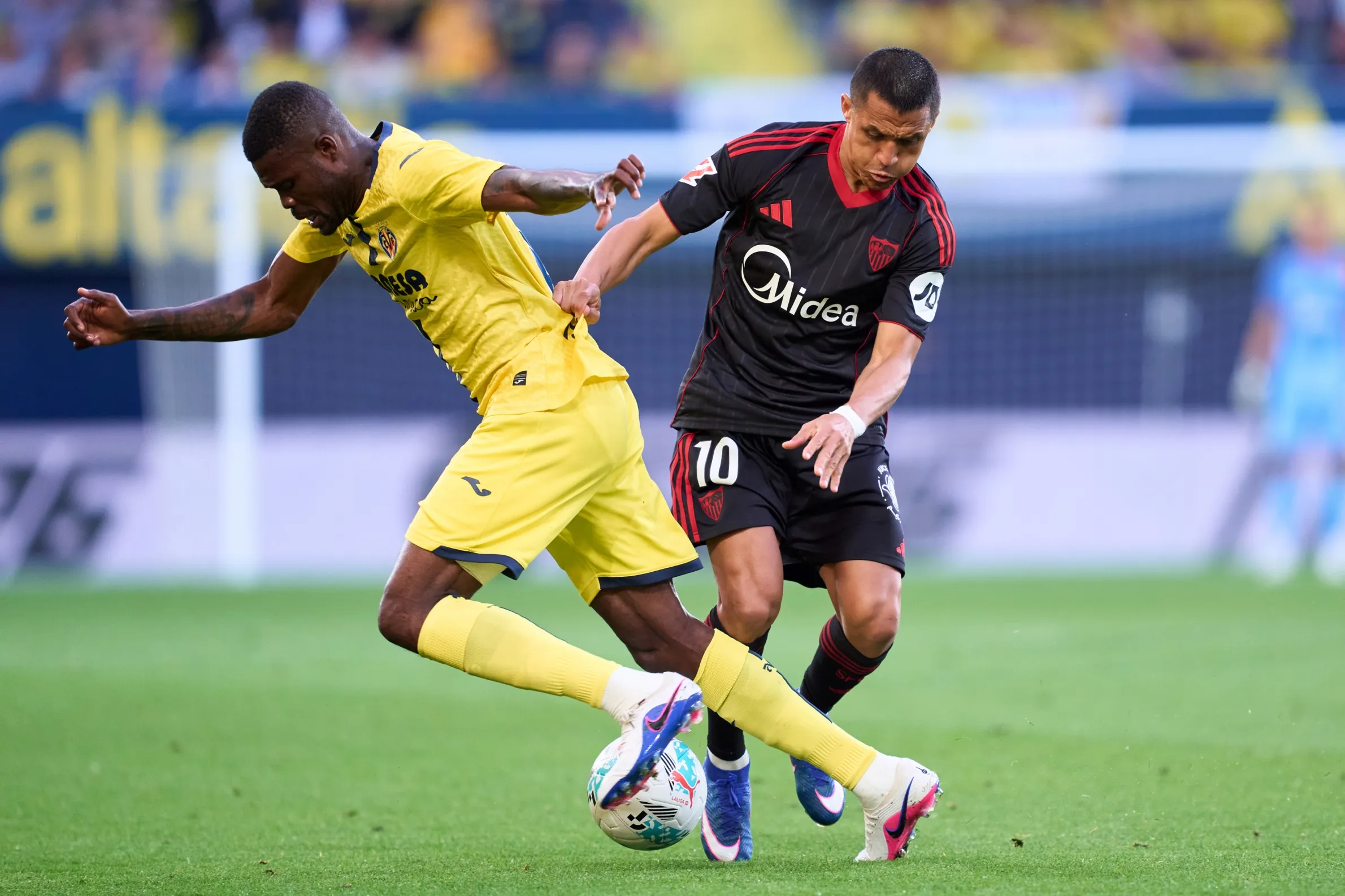 Mientras Alexis Sánchez ingresó desde la banca a los 72', Gabriel Suazo fue titular en toda esta victoria del Sevilla sobre Villarreal. | Foto: Getty Images.