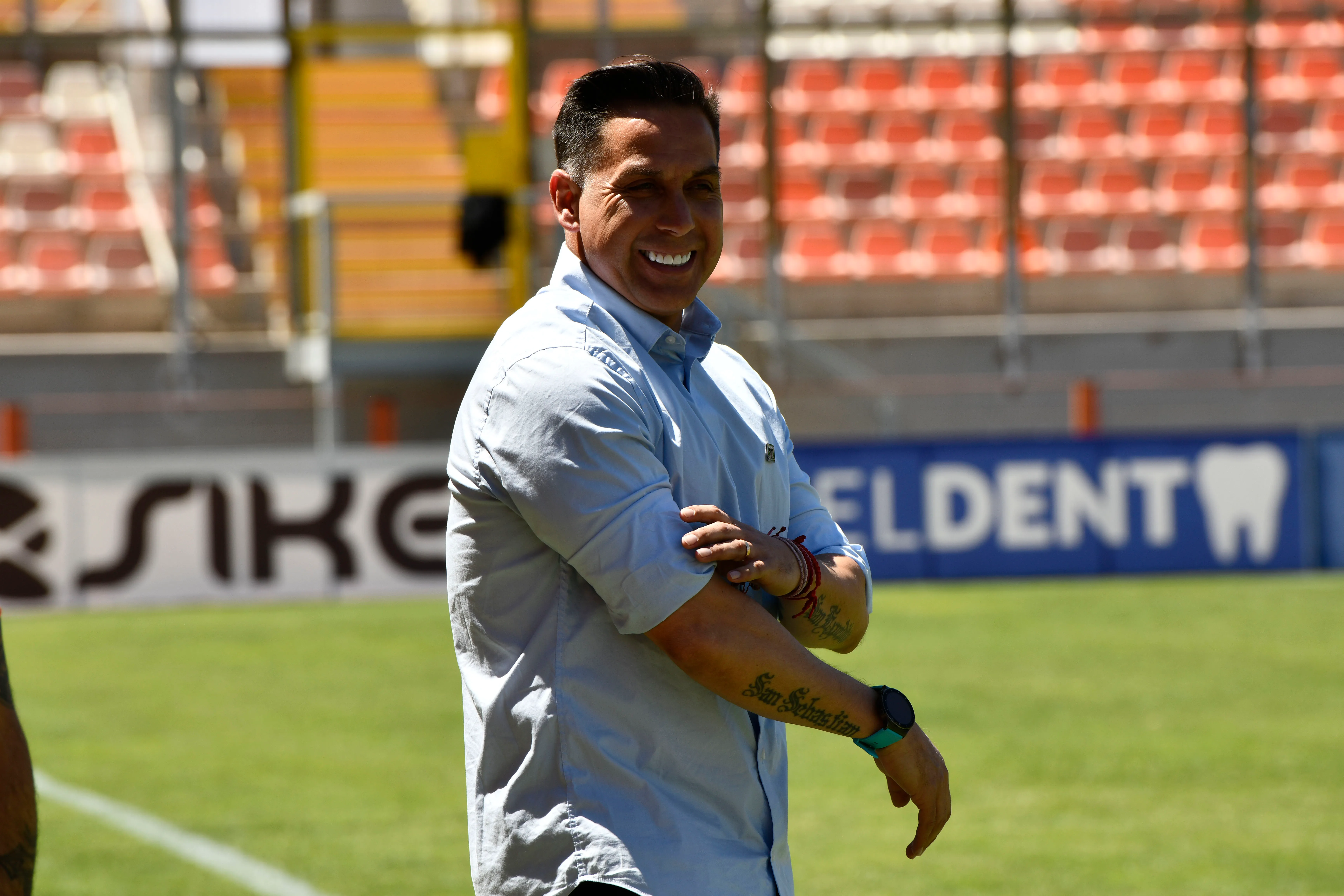 Arturo Sanhueza observa mucho potencial en el joven Cristian Rocha. (Pedro Tapia/Photosport).
