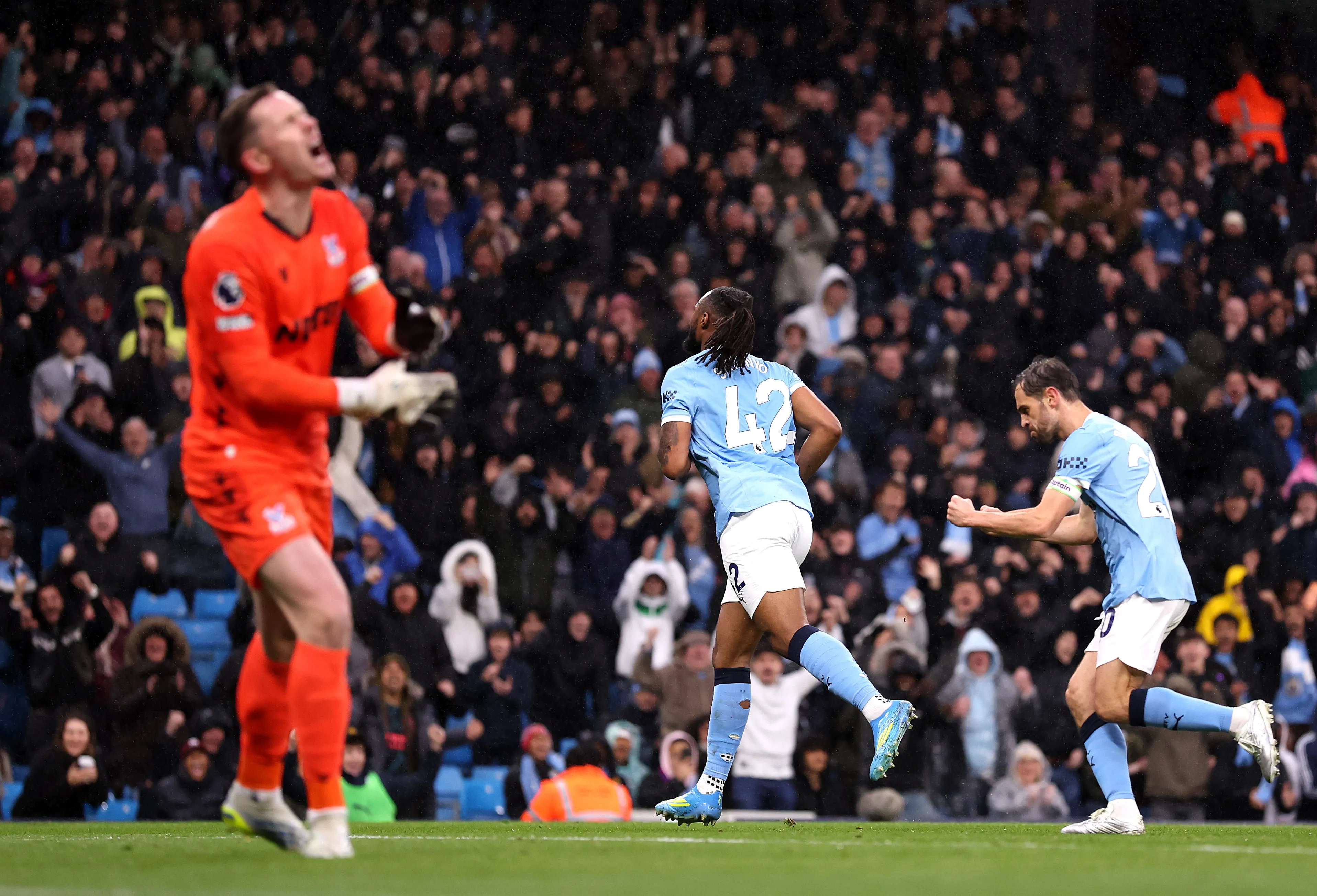 Manchester City derrotó al Crystal Palace y le respira en la nuca al Arsenal en la Premier League. Foto: Getty Images.