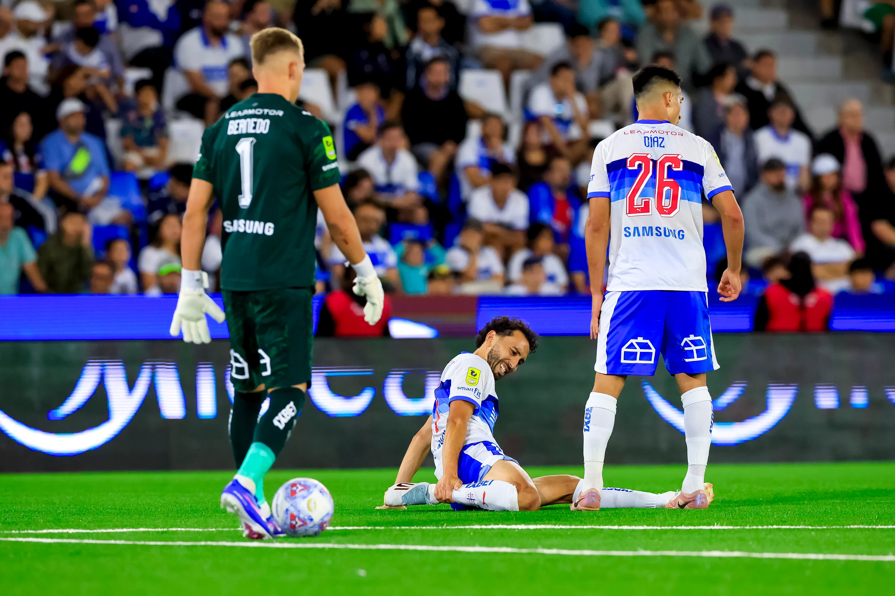 Cristián Cuevas en el suelo, una imagen que se repite en todos los partidos de la UC. Foto: Pepe Alvujar/Photosport