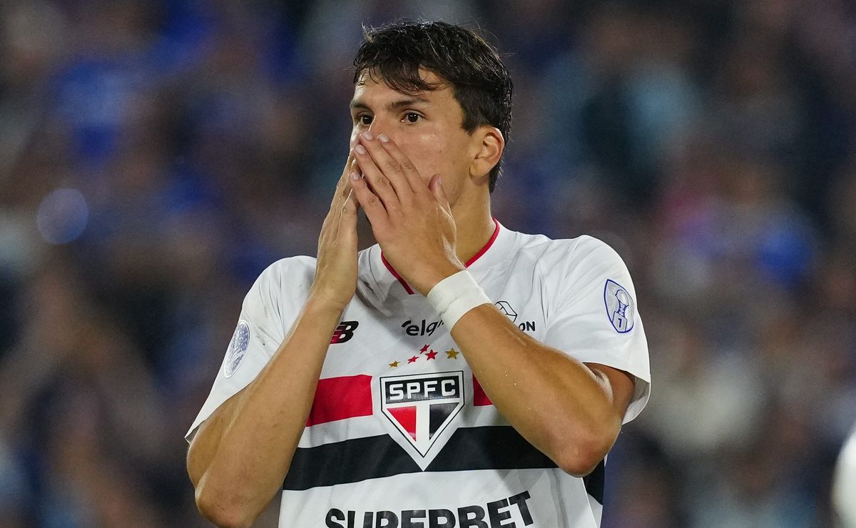 Gonzalo Tapia anota en Sao Paulo, pero queda eliminado en Brasil y despiden a su DT