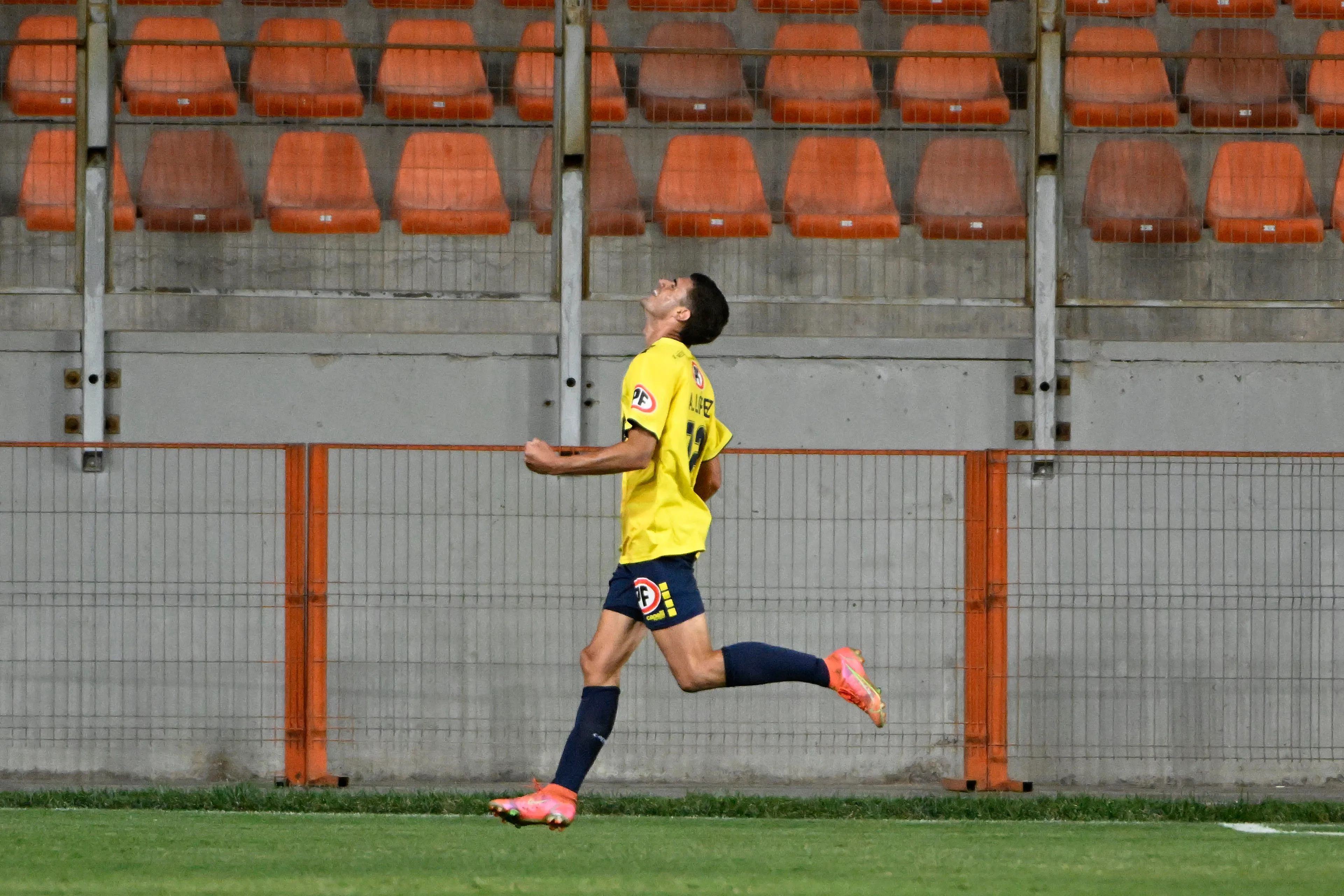 Álvaro López celebra un gol que le anotó a Cobreloa en Calama. (Pedro Tapia/Photosport).
