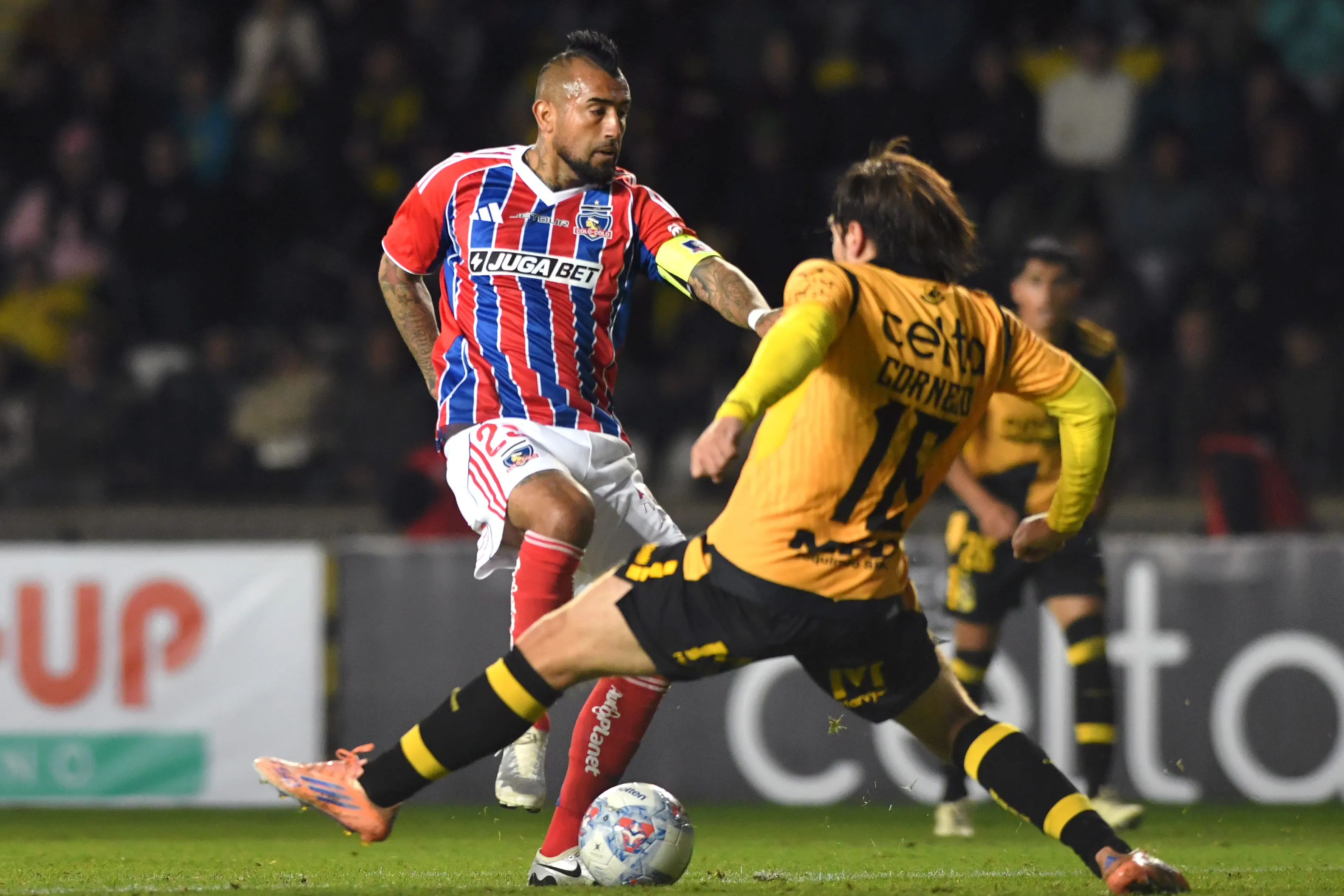 Arturo Vidal enfrenta la marca de Juan Cornejo en la visita al Sánchez Rumoroso. (Alejandro Pizarro Ubilla/Photosport).