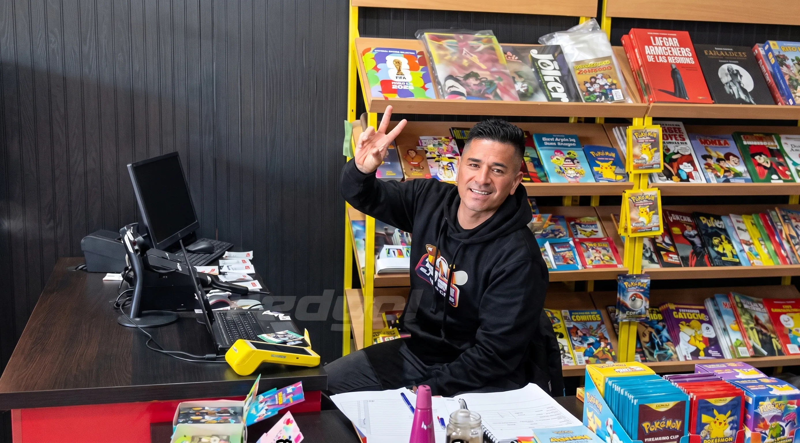 Kike Acuña atiende la tienda Panini en Pirque
