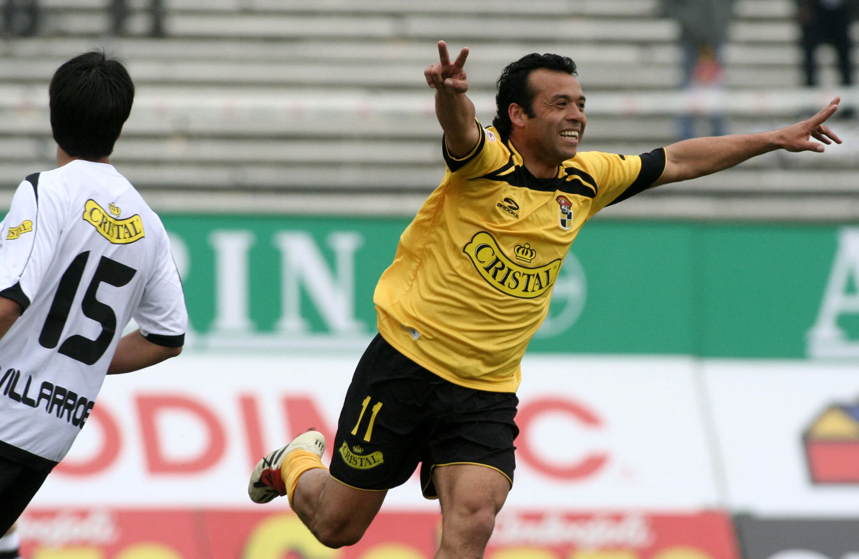 Marcelo Corrales celebra un gol que le anotó a Colo Colo en el Monumental. (Claudio Díaz | Photosport).