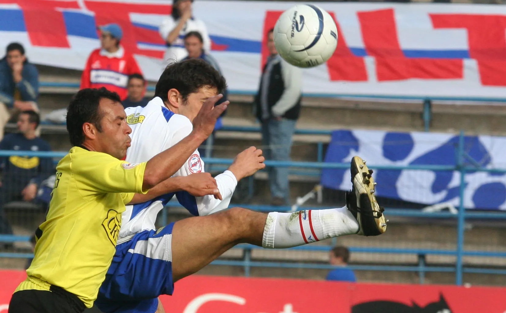 Facundo Imboden de la Católica lucha ante Marcelo Corrales en Coquimbo Unido. (Óscar Torrea | Photosport).