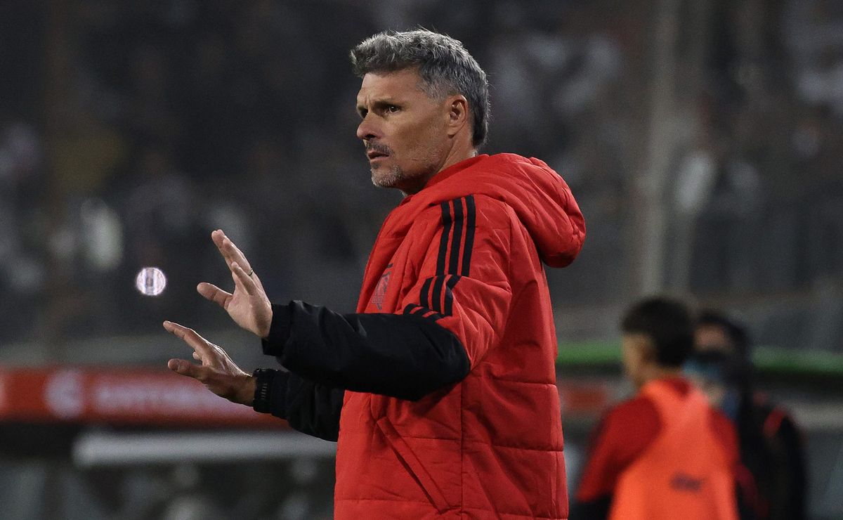Fernando Ortiz responde por los juveniles en Colo Colo tras la derrota: “Deben entrar y jugar”