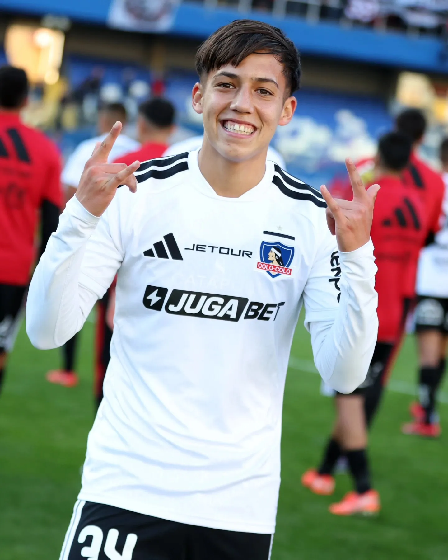 Rodrigo Catalán seguirá en Colo Colo tras firmar su primer contrato profesional. Foto: Colo Colo.
