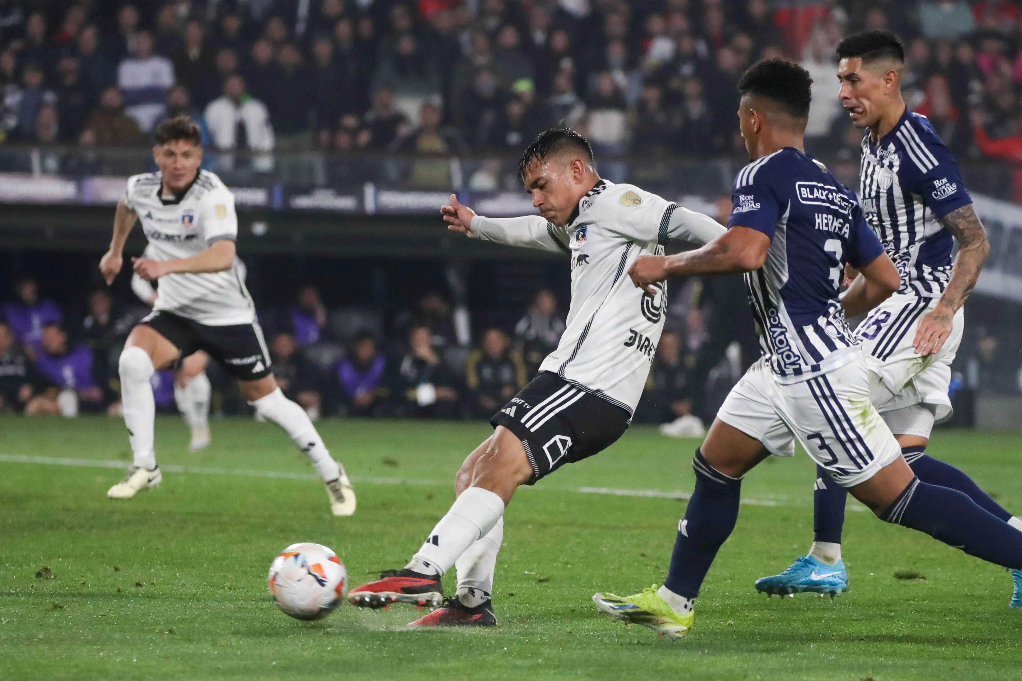 El chute de Vicente Pizarro ante el cuadro barraquillero. (Jonnathan Oyarzun/Photosport).