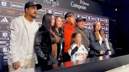Rodrigo Catalán firmó su primer contrato profesional en Colo Colo junto a toda su familia.