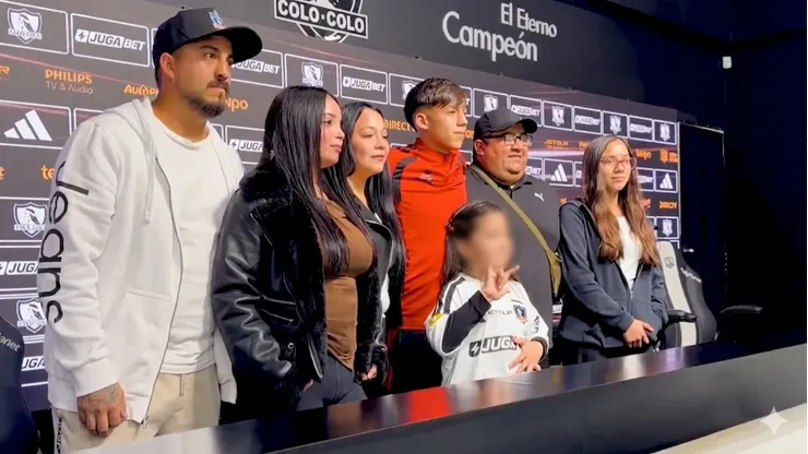 Rodrigo Catalán firmó su primer contrato profesional en Colo Colo junto a toda su familia.