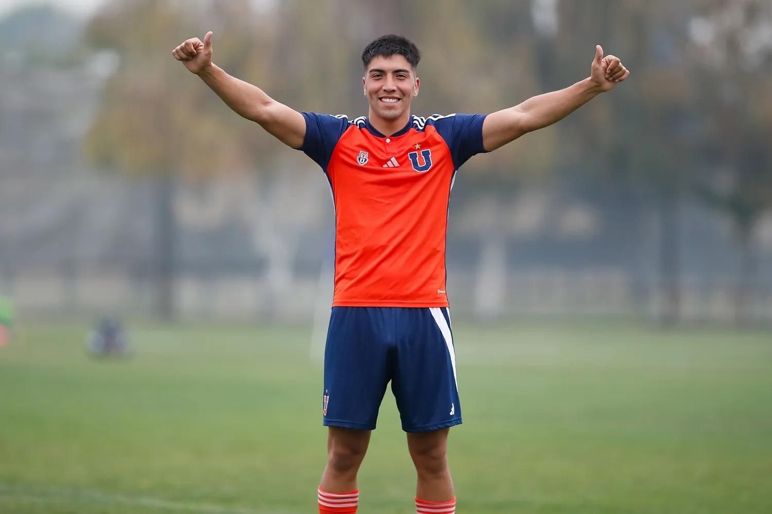 Cristóbal Ulloa, capitán de la juvenil de la U, podría forjar un Superclásico familiar este domingo: es hermano de Diego, defensa y portador de la jineta de Colo Colo.